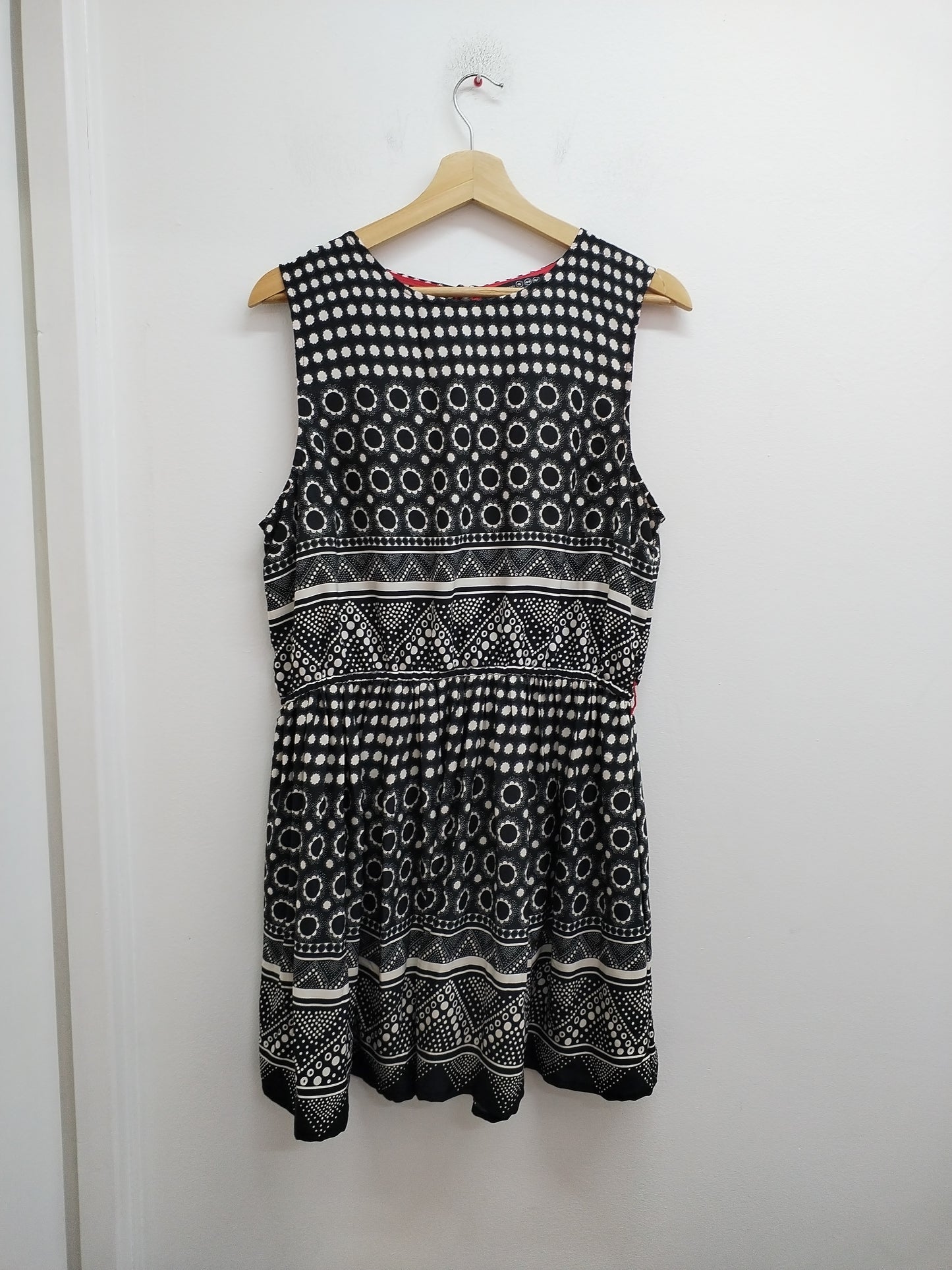 Robe sans manches atmosphère noire et blanche à motifs Taille L