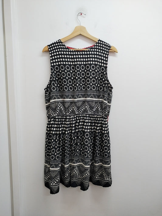 Robe sans manches atmosphère noire et blanche à motifs Taille L