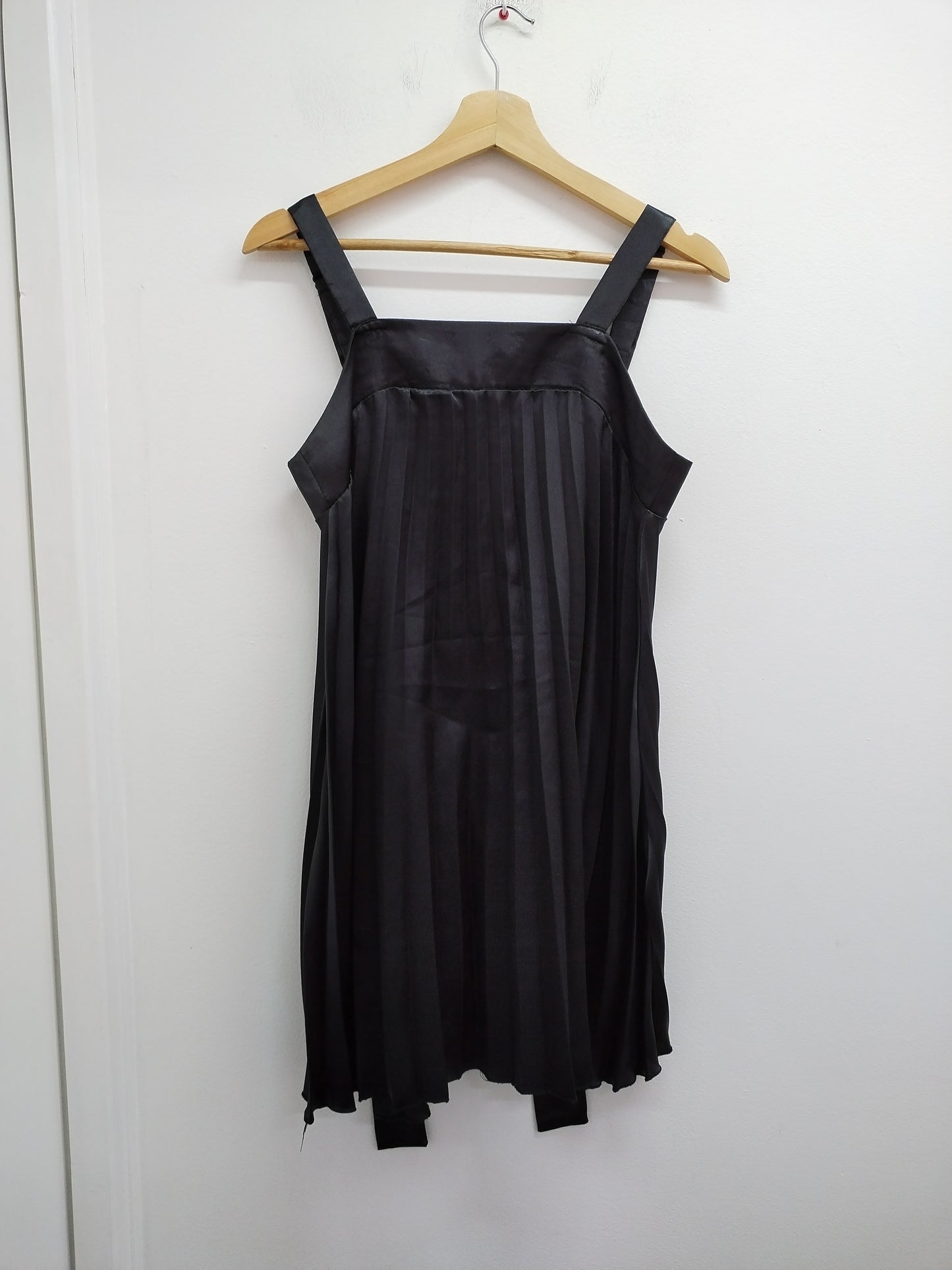 Robe à bretelles Style By Véti avec nœud dans le dos noire satinée Taille 38/40