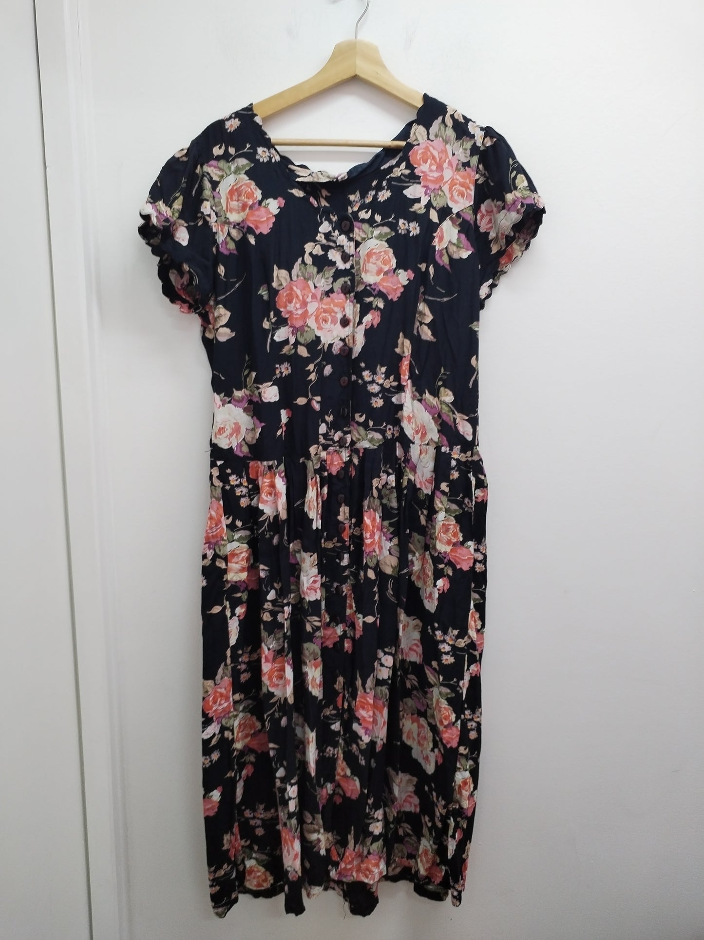 Robe longue manches courtes noire fleurie Taille 48