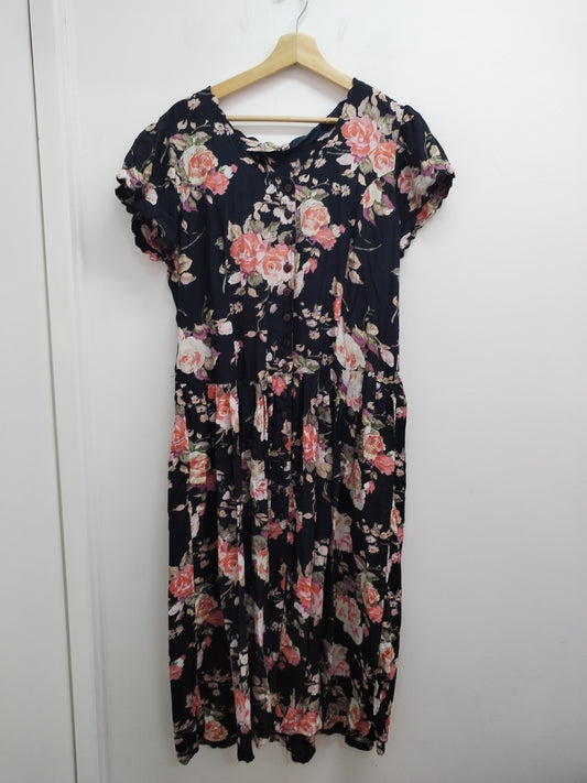 Robe longue manches courtes noire fleurie Taille 48