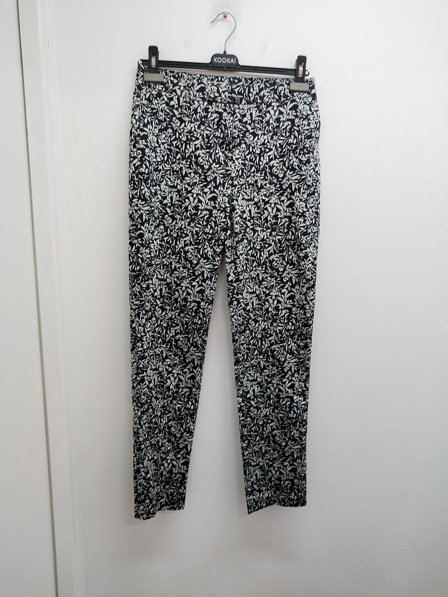 Pantalon Cache-Cache noir et blanc fleuri Taille 36