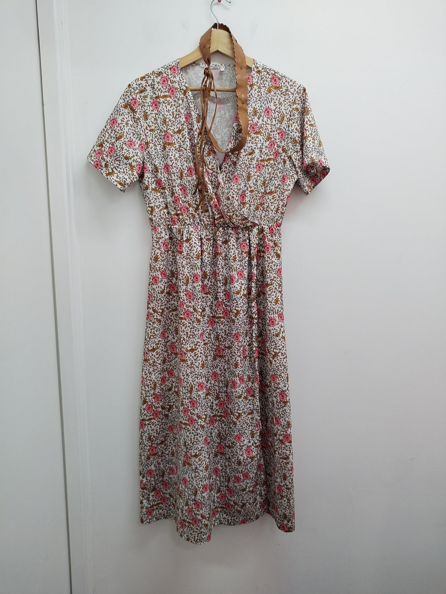 Robe longue manches courtes avec ceinture blanche fleurie Taille L