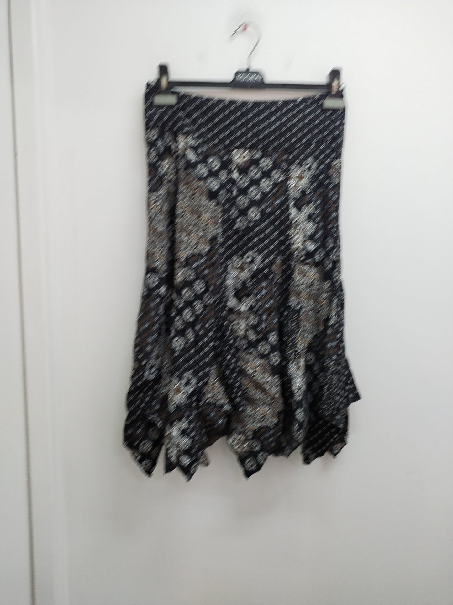 Jupe mi-longue asymétrique noire à motifs Taille 36