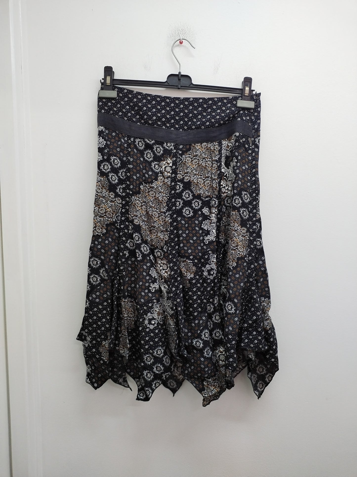 Jupe mi-longue asymétrique noire à motifs Taille 36