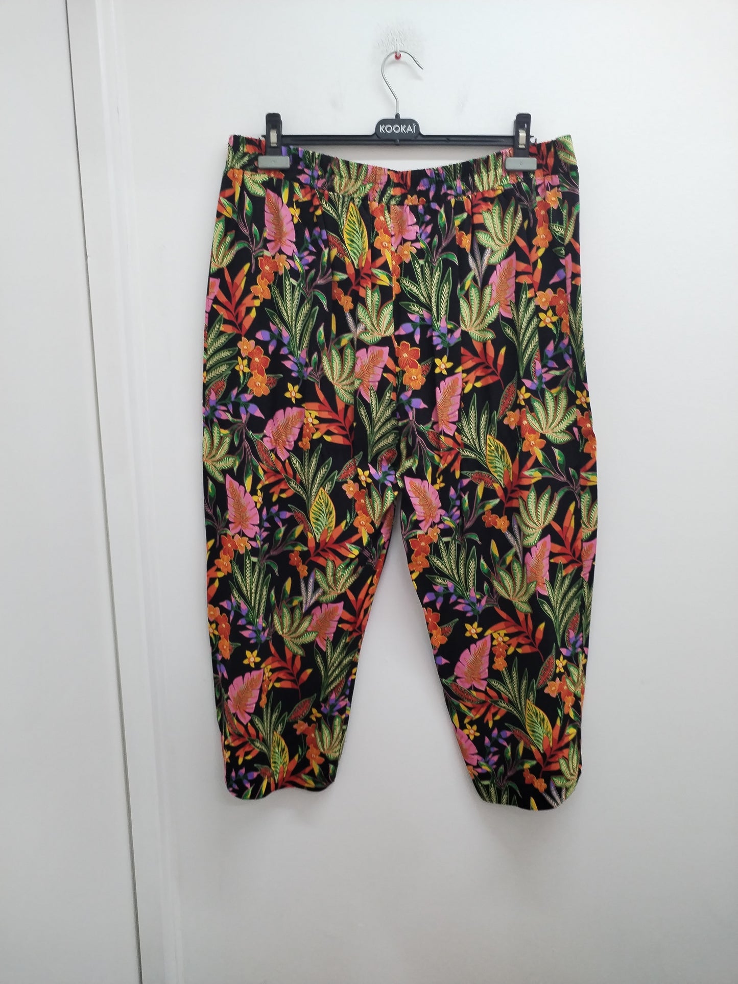 Pantacourt fluide noir fleuri Taille 50