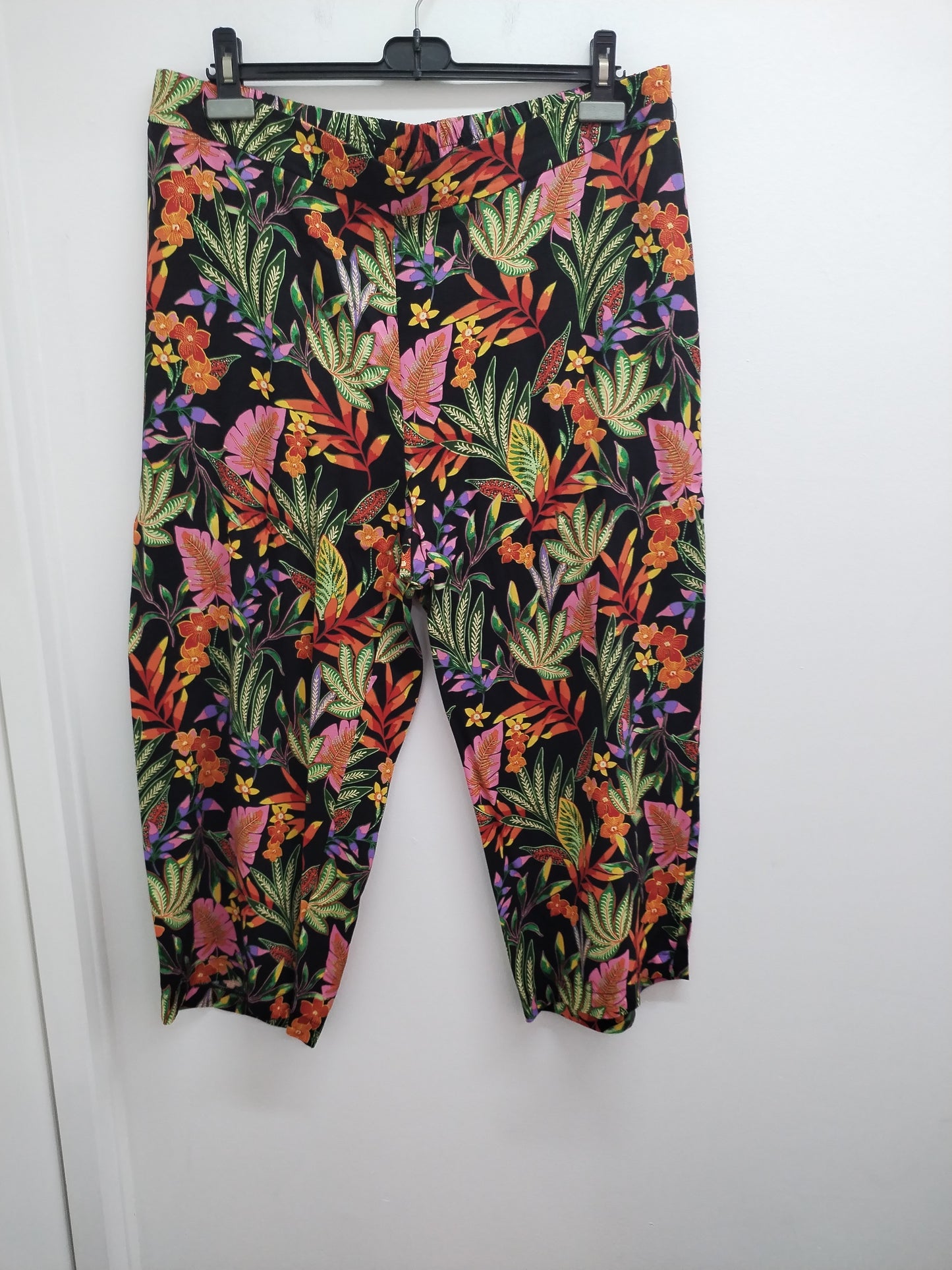 Pantacourt fluide noir fleuri Taille 50