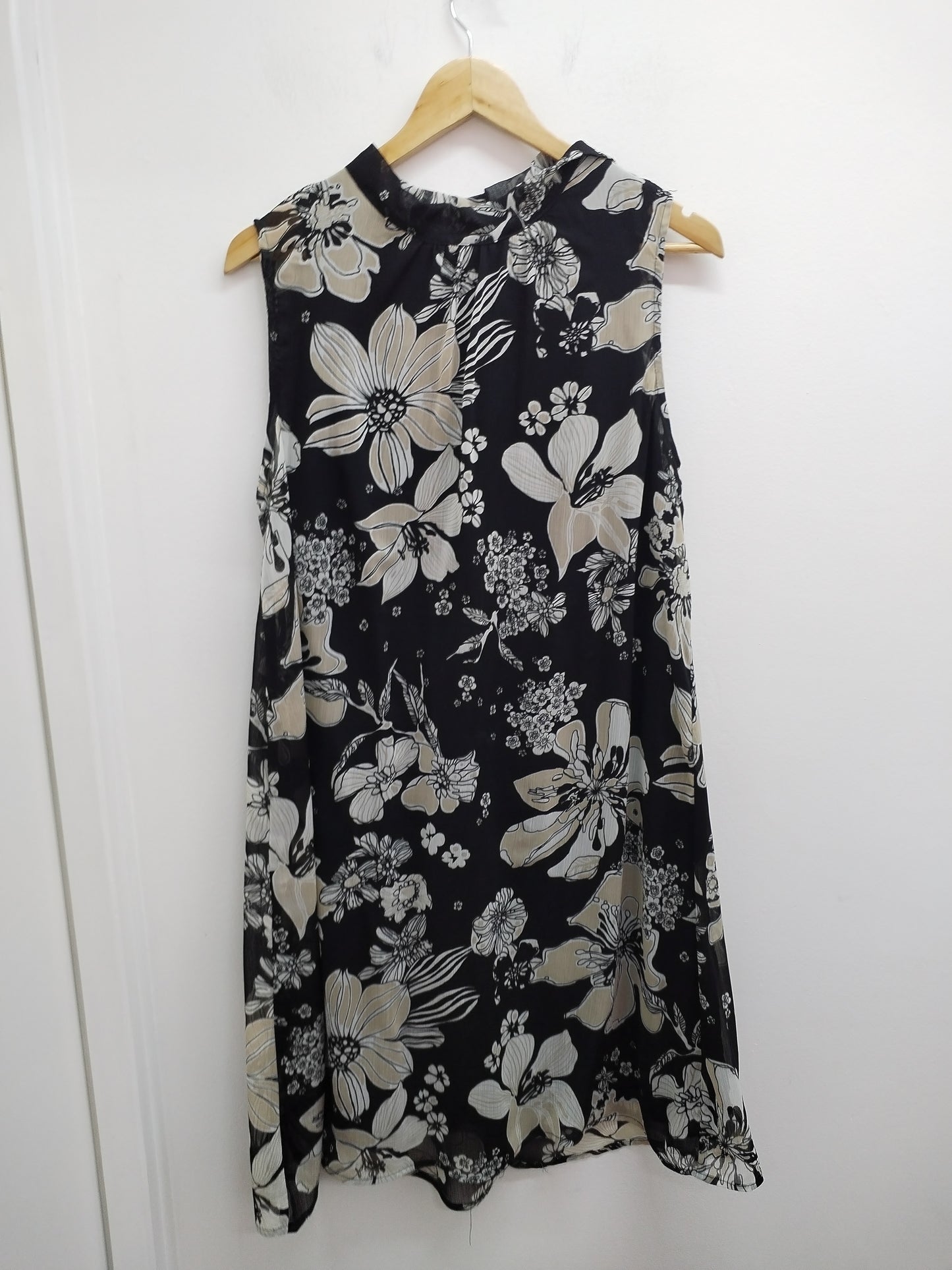 Robe sans manches noire fleurie Taille XL