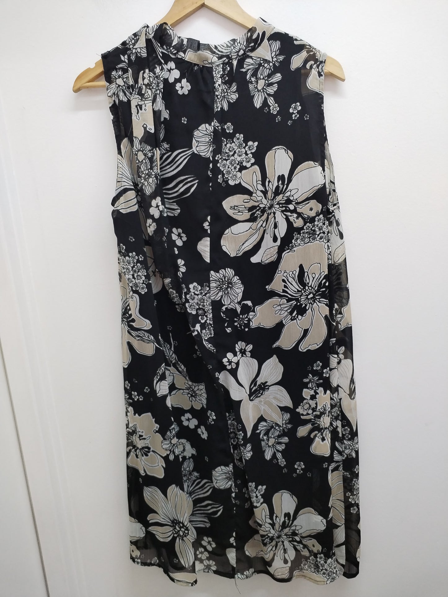 Robe sans manches noire fleurie Taille XL