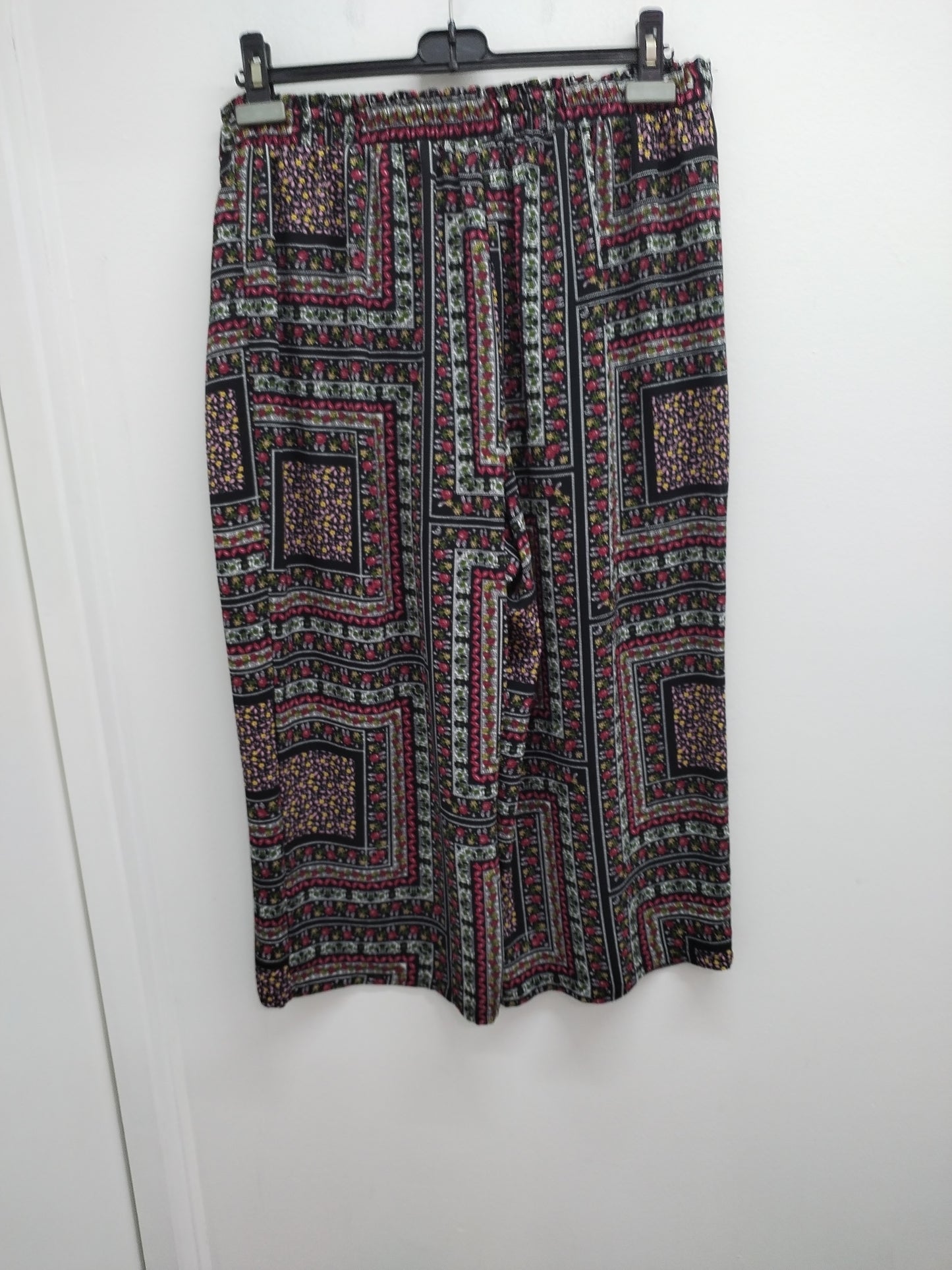 Pantacourt fleuri noir avec ceinture – Taille 46