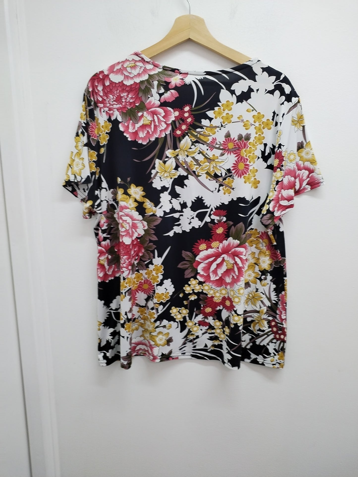 Tunique manches courtes noire fleurie Taille XL