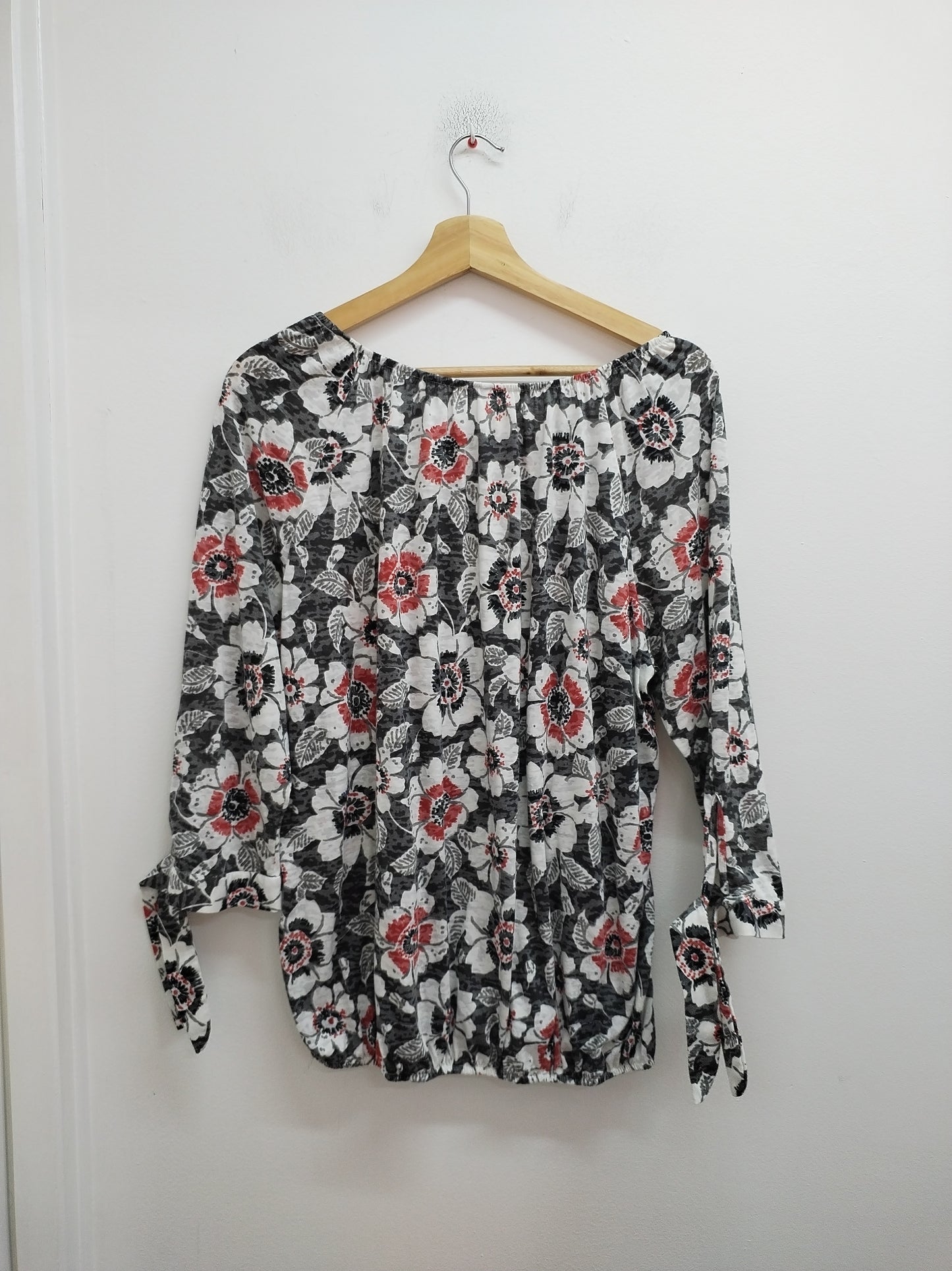 Tunique manches 3/4 blanche, grise et rouge fleurie Taille XL