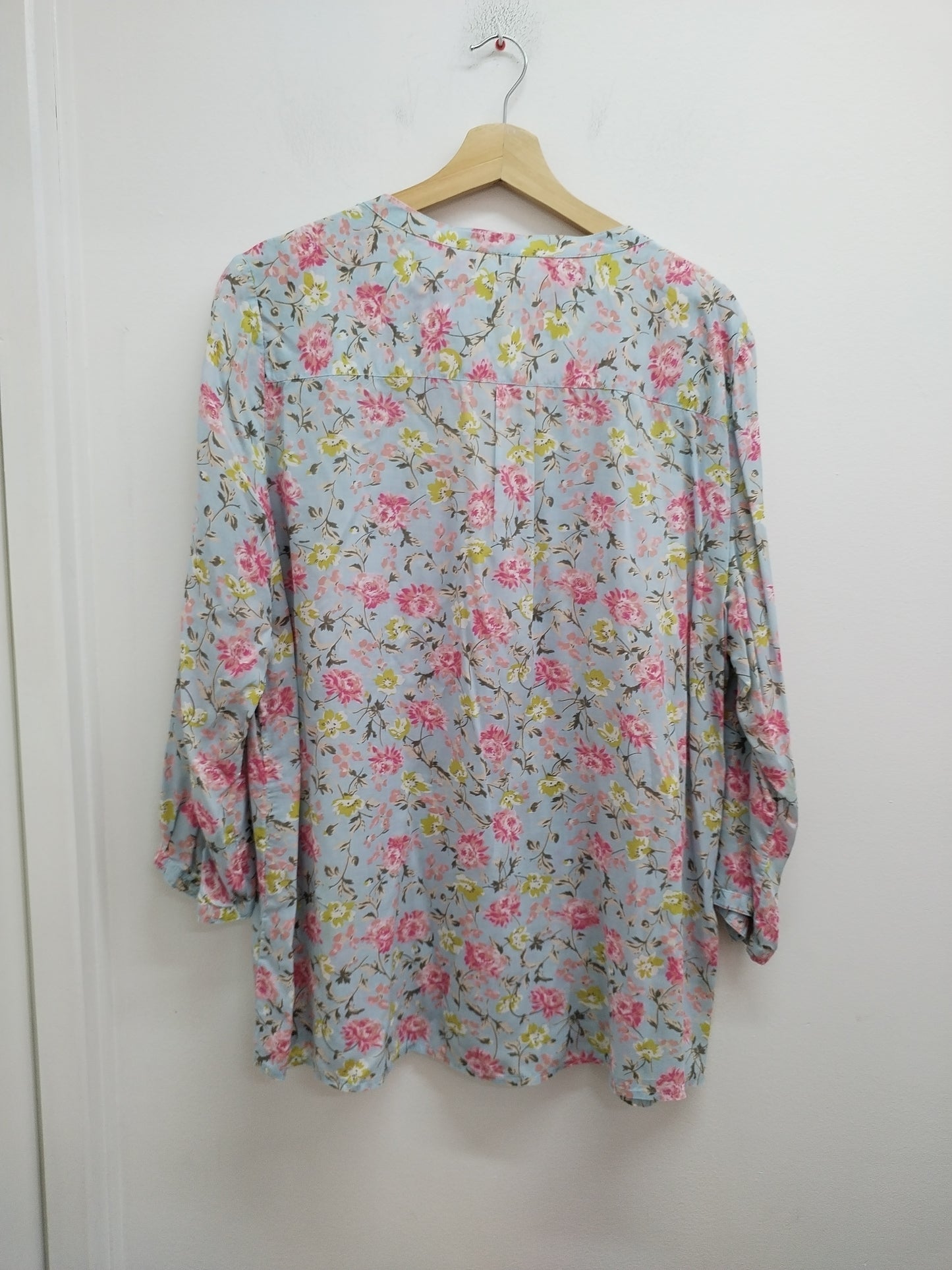 Chemise manches longues bleue ciel fleurie Taille XL