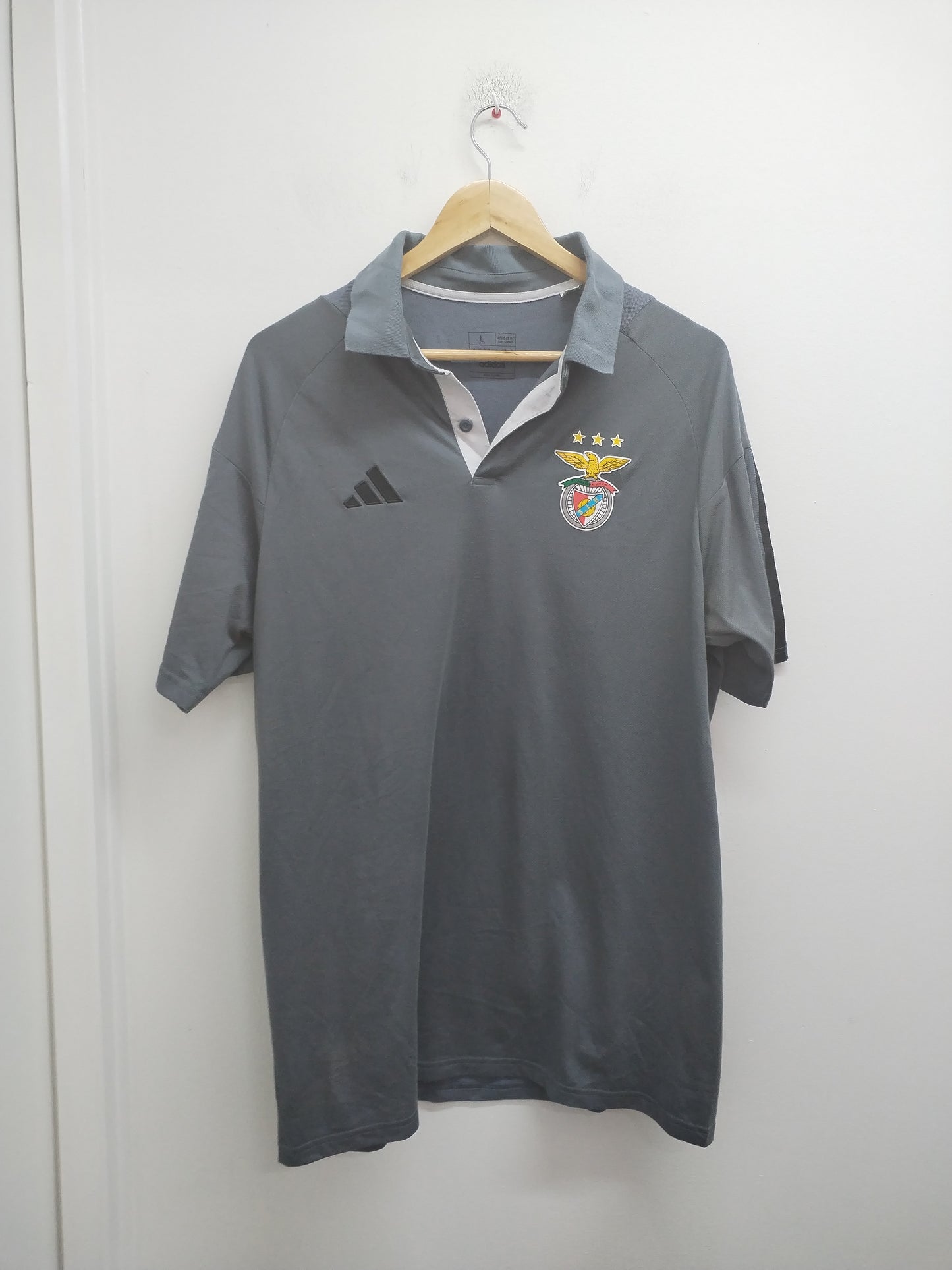 Polo manches courtes Adidas gris avec logo SL Benfica Taille L
