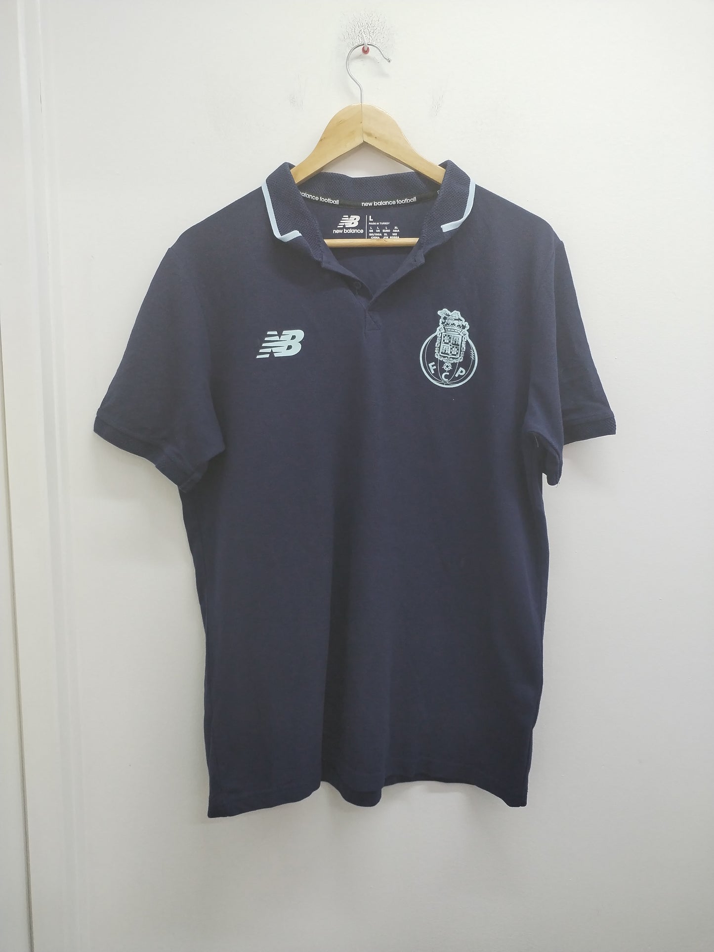 Polo manches courtes New Balance marine avec logo FC Porto Taille L