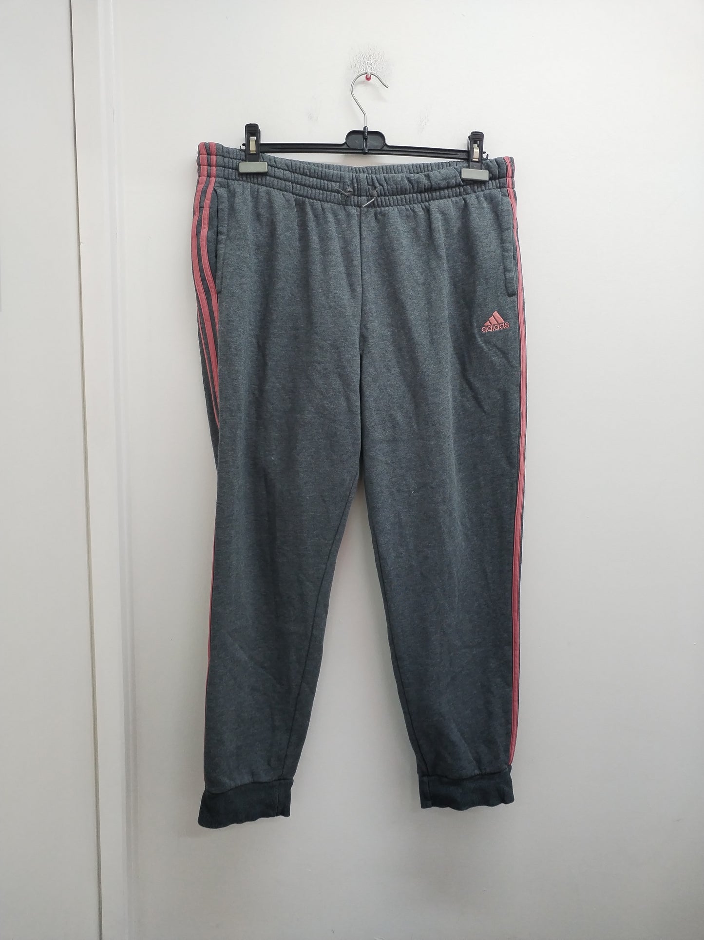 Jogging Adidas gris foncé avec bande rose Taille 2XL