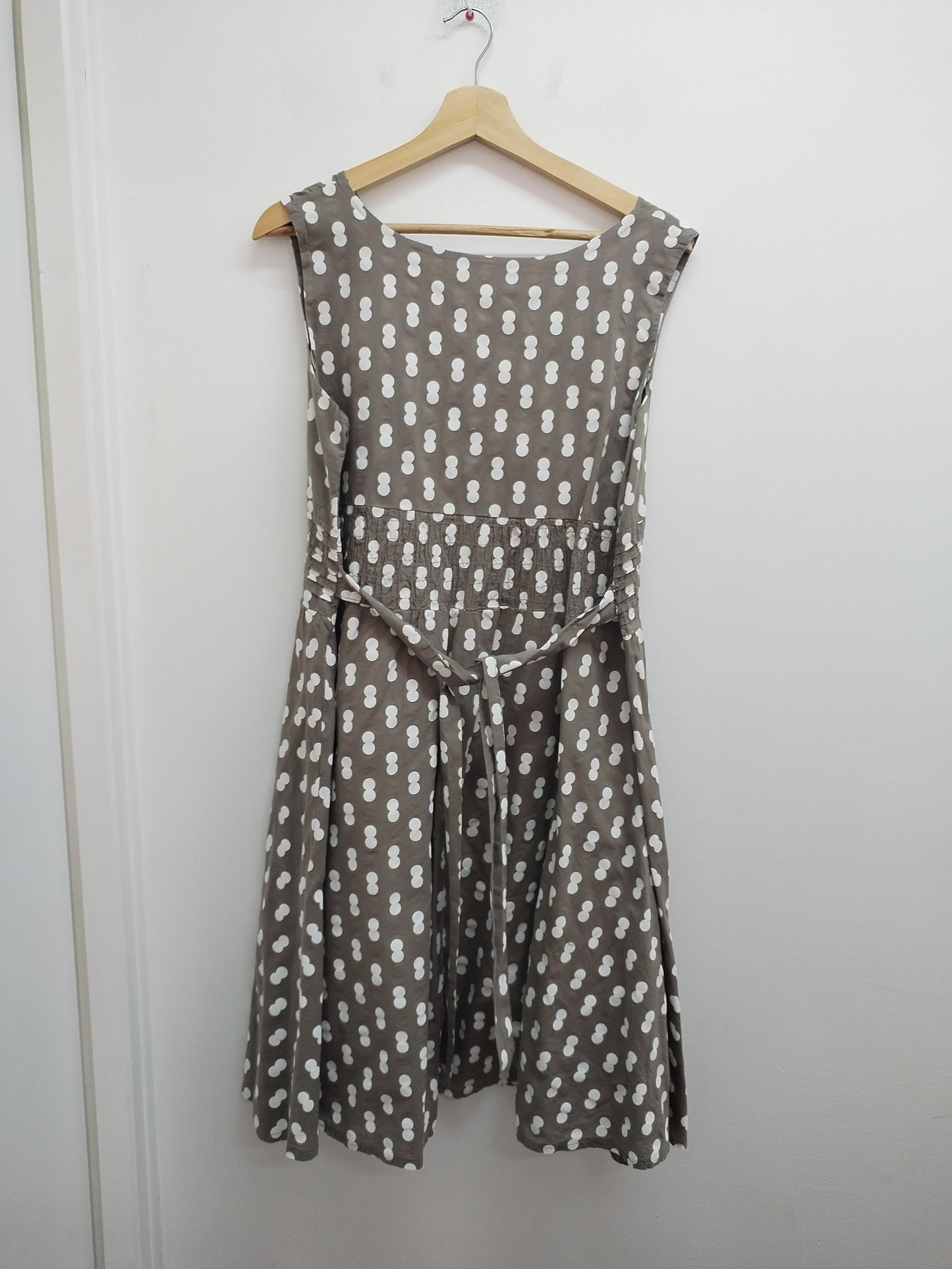 Robe sans manches marron à pois Taille M