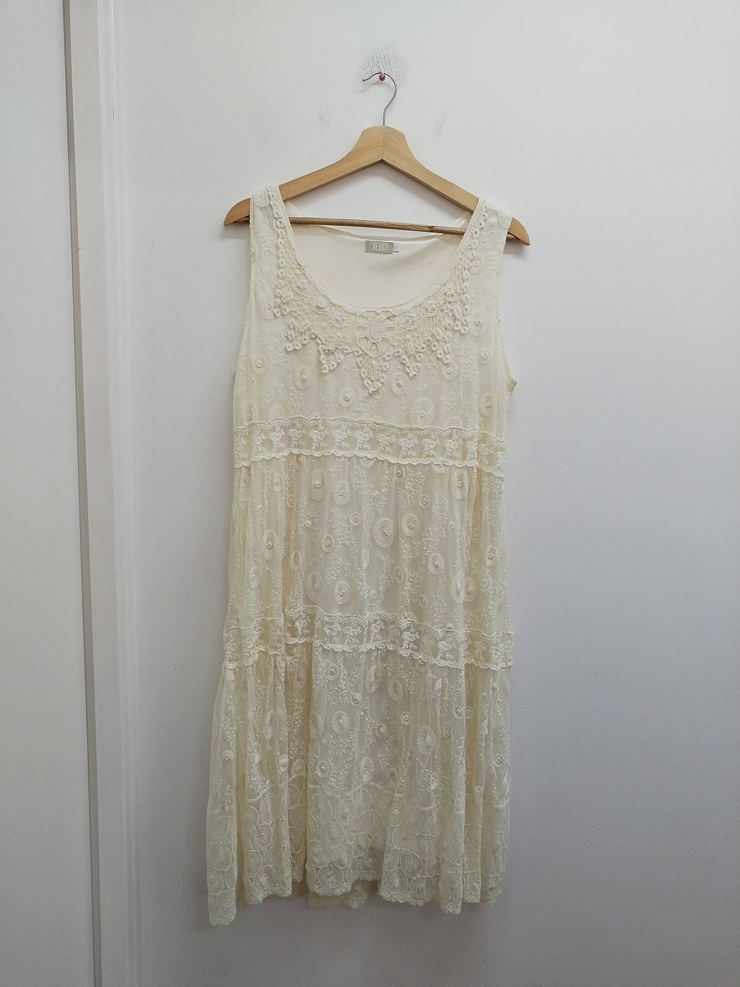 Robe sans manches Jacqueline Riu blanc cassé avec dentelle Taille XL