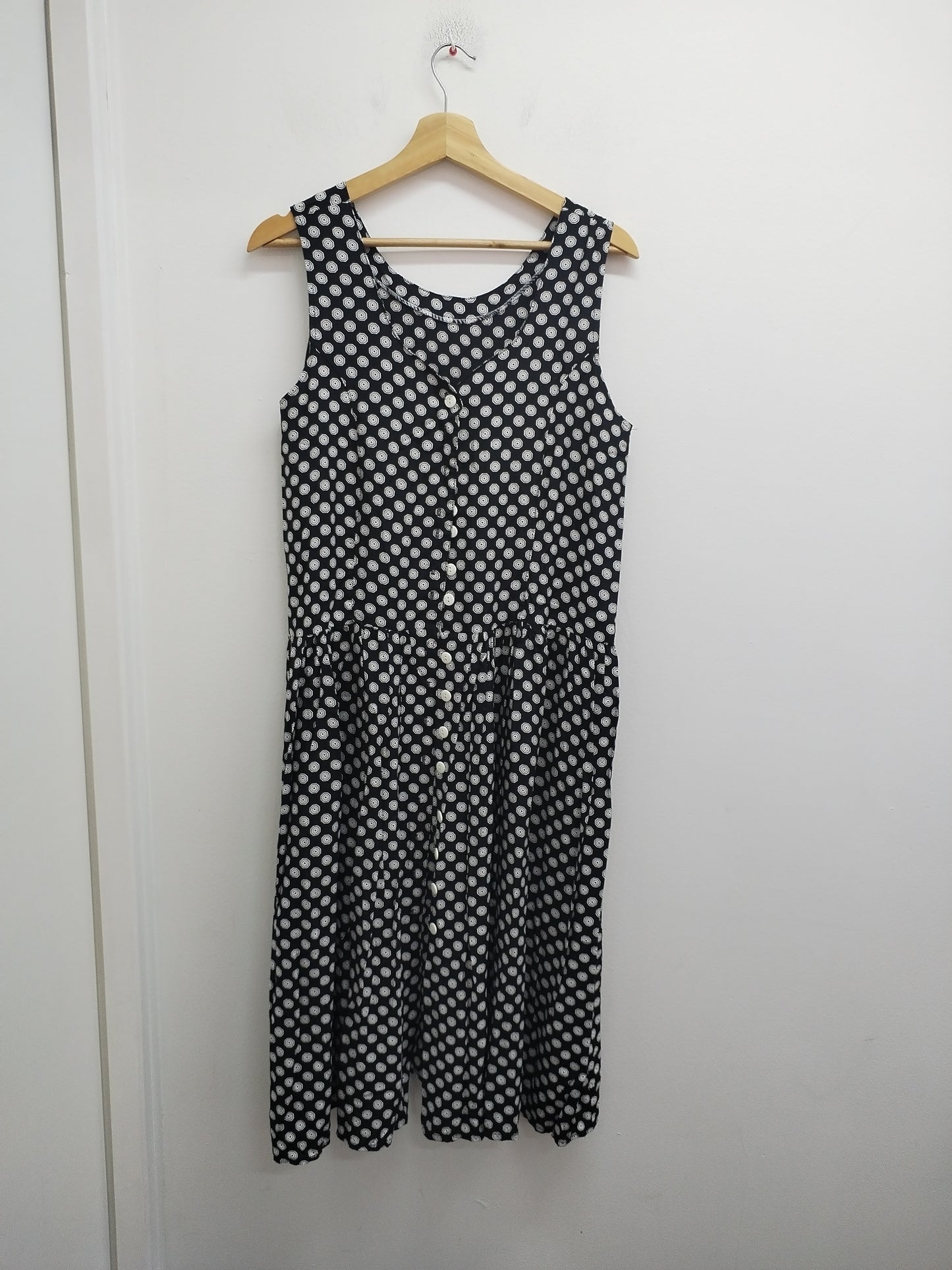 Robe sans manches noire à motifs blancs Taille M