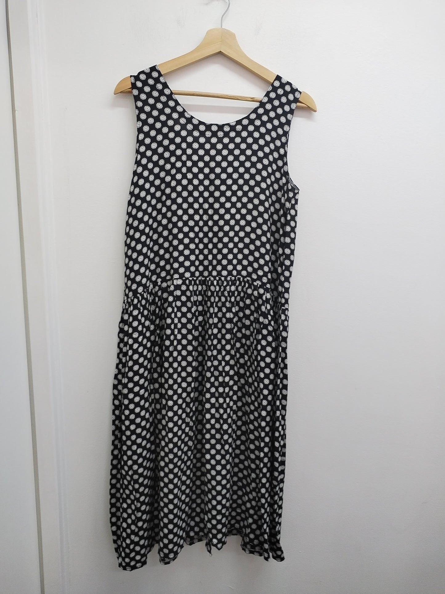 Robe sans manches noire à motifs blancs Taille M