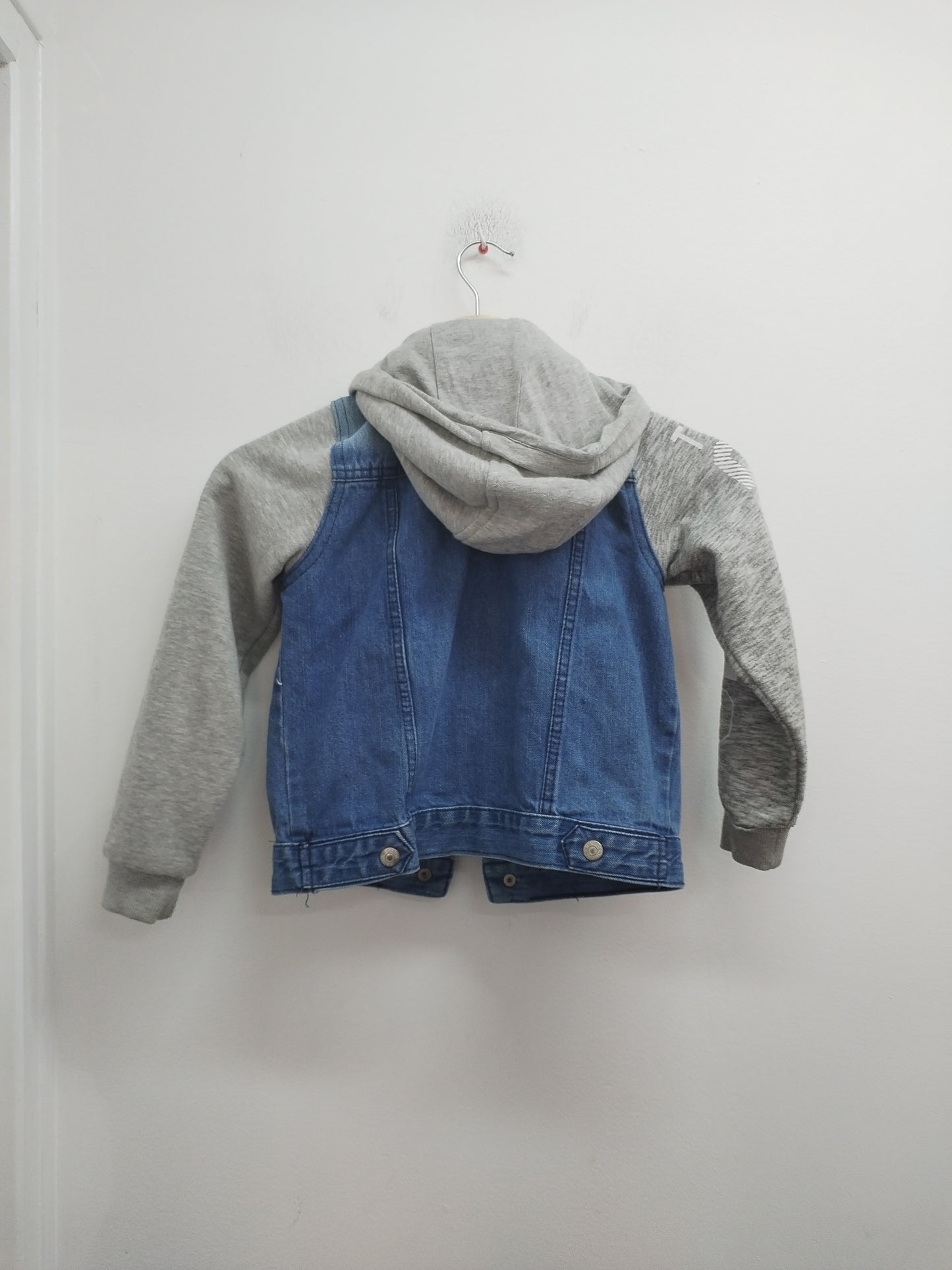 Veste à capuche Pepperts! bleue jeans et grise Taille 6/7 Ans