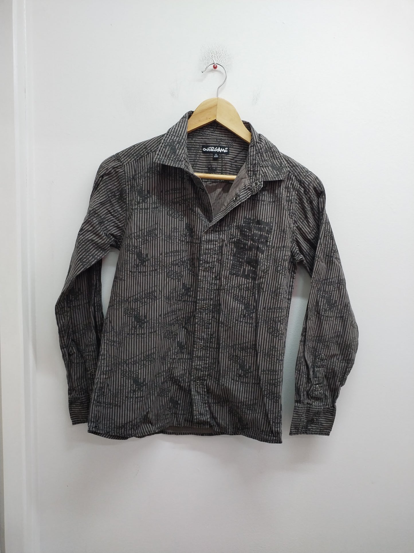 Chemise manches longues Overgame grise et noire rayée à motifs Taille 12 Ans