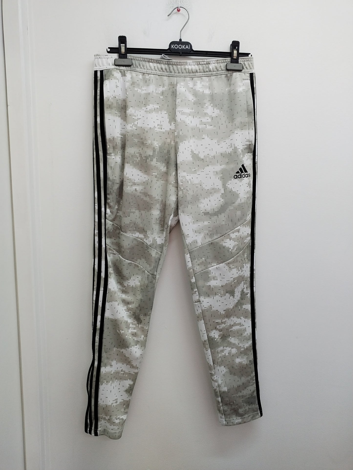 Jogging Adidas blanc et gris à motifs Taille M