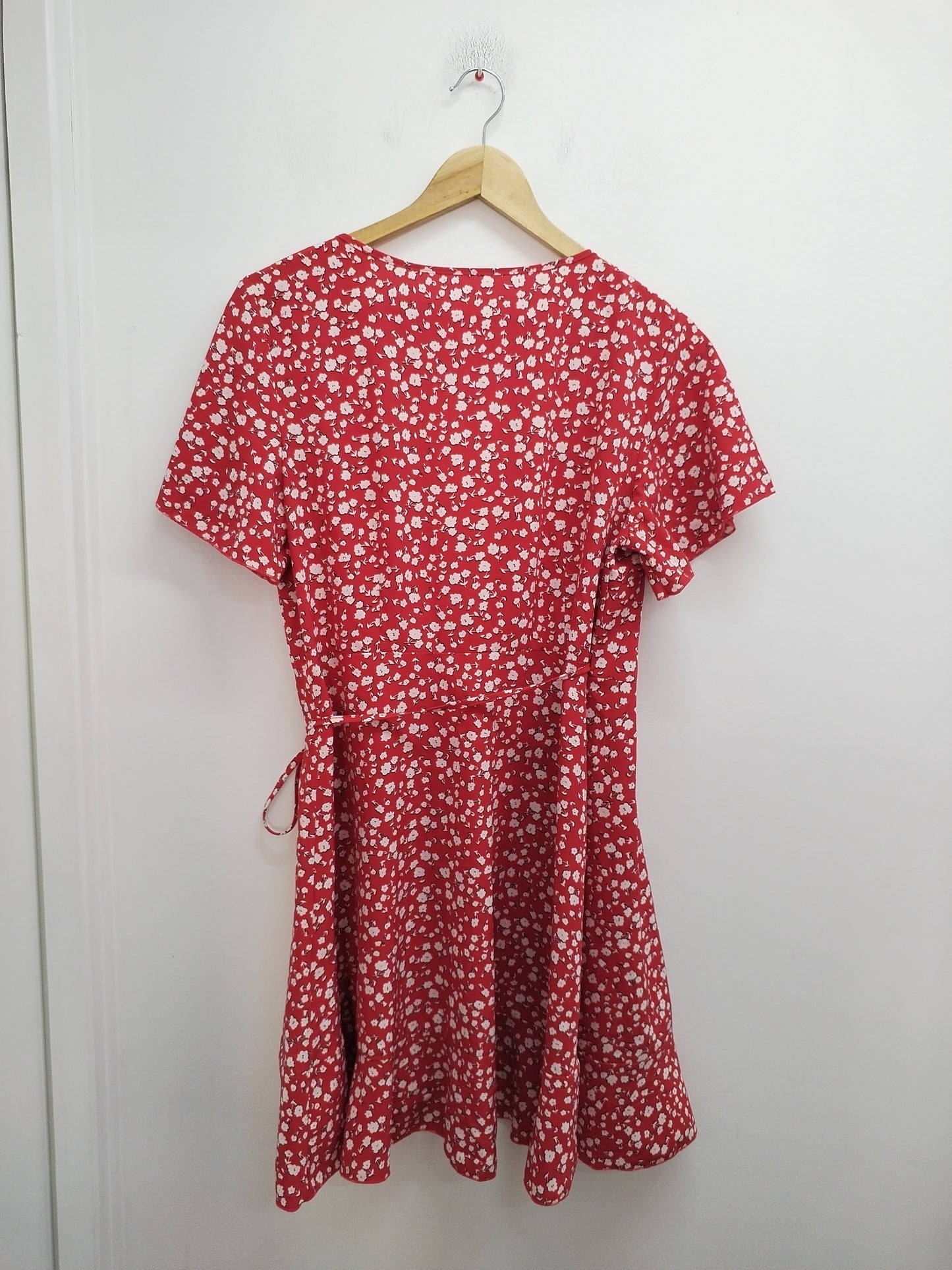 Robe manches courtes cache-cœur Shein rouge fleurie Taille 40/42