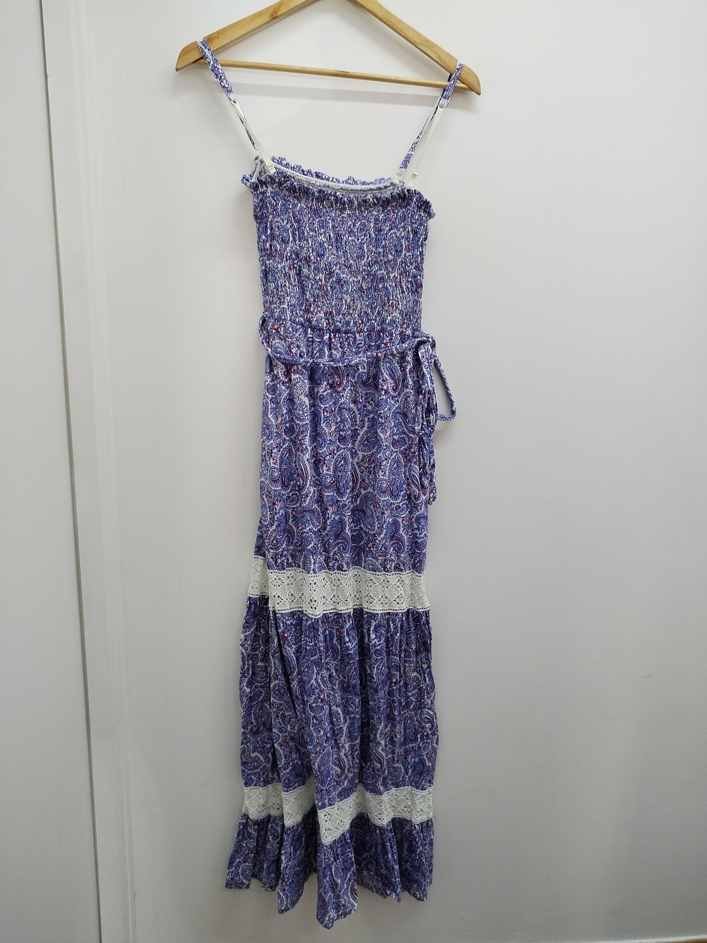 Robe longue à bretelles bleue fleurie avec dentelle Taille M/L