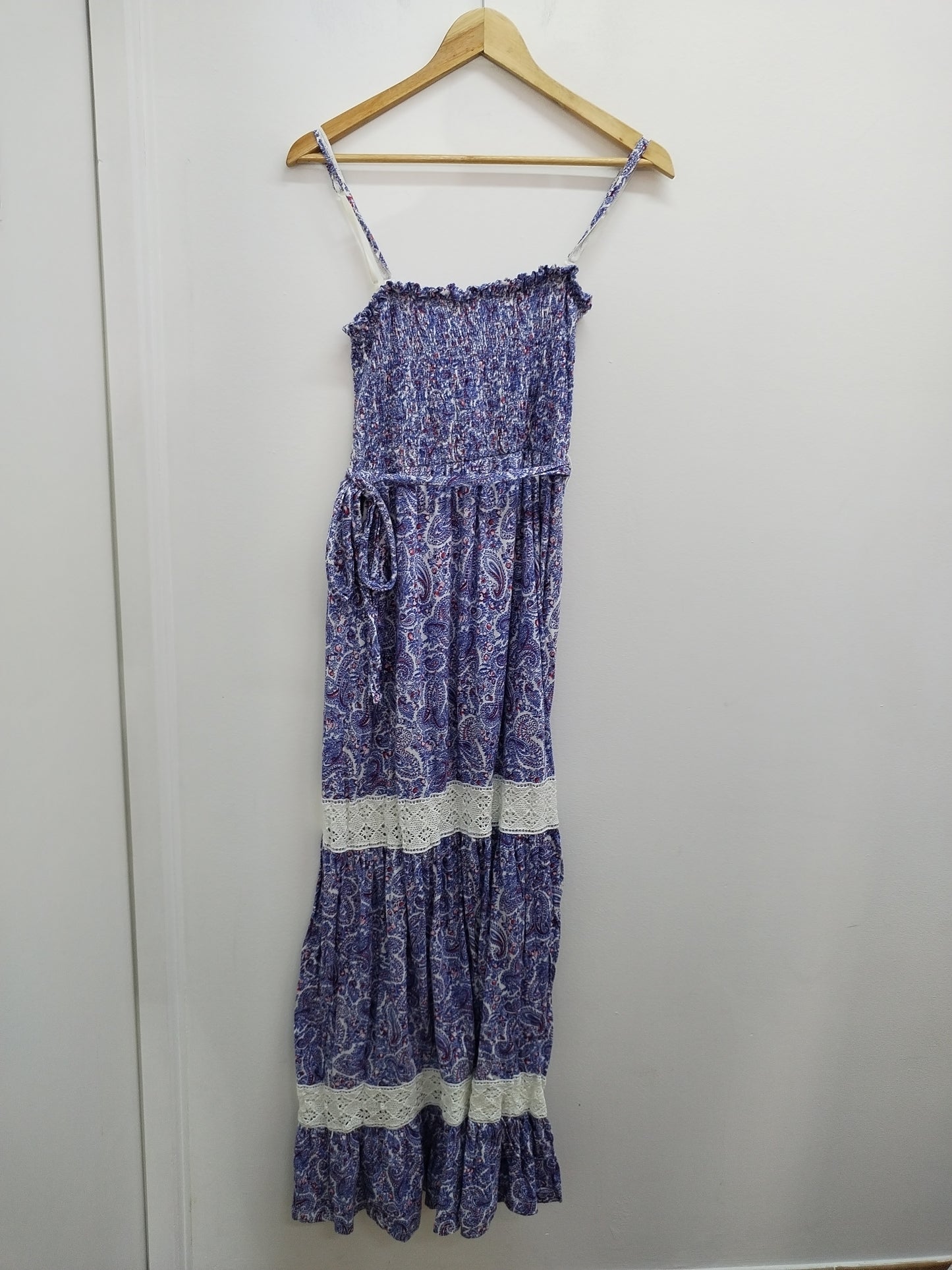 Robe longue à bretelles bleue fleurie avec dentelle Taille M/L