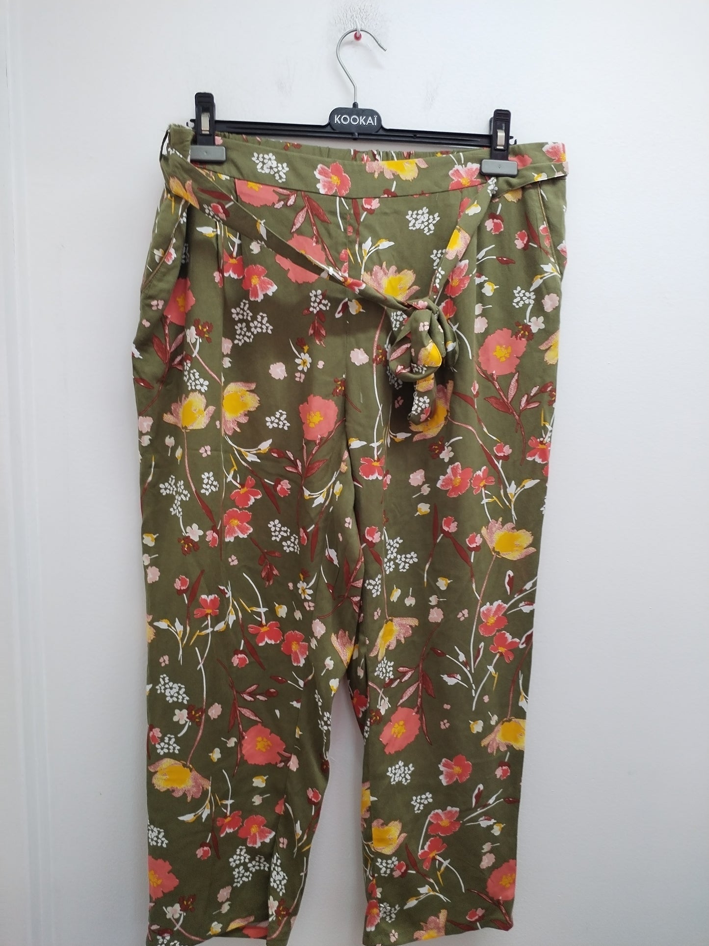 Pantalon fluide avec ceinture kaki fleuri Taille 50