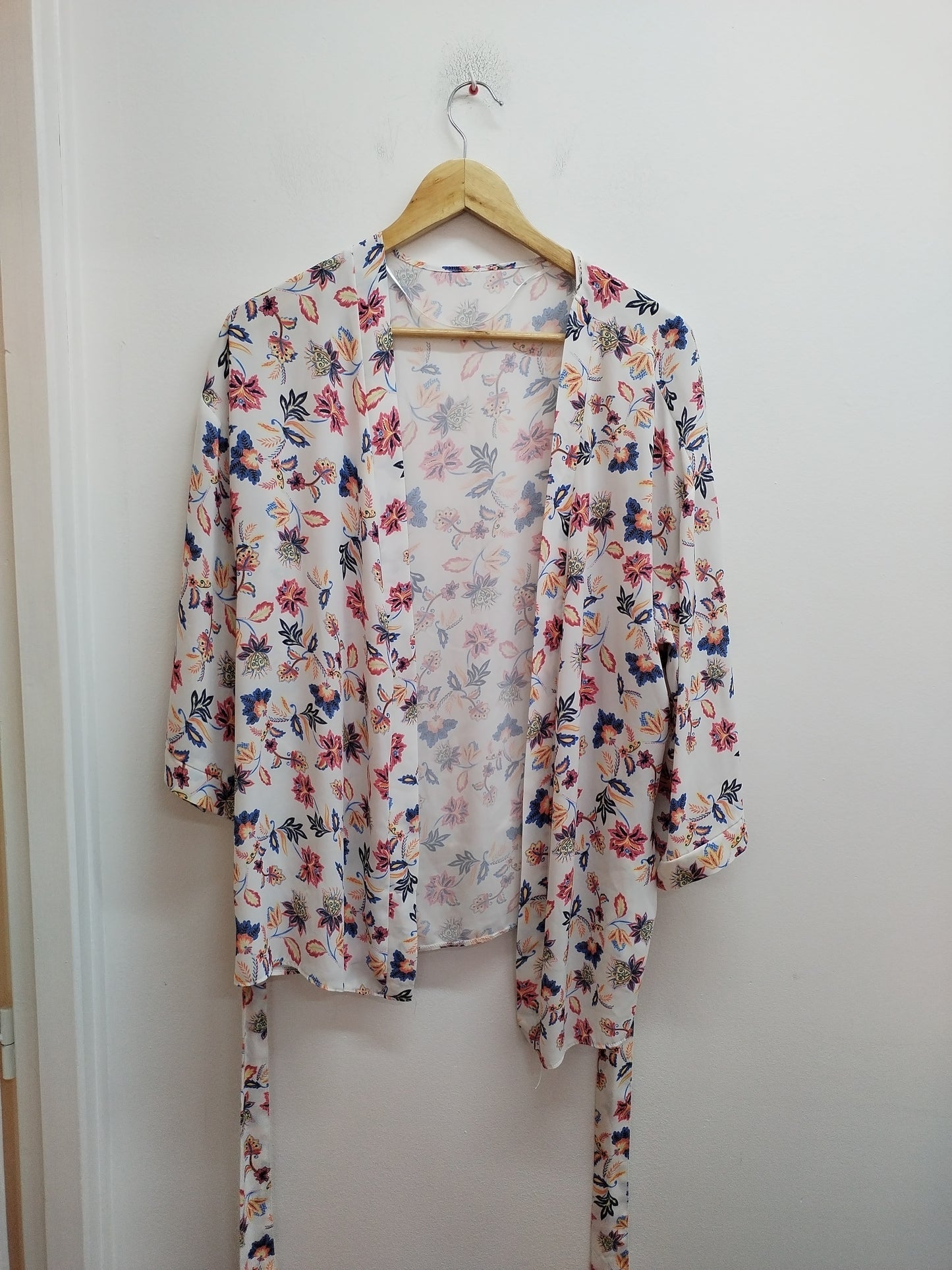 Veste légère avec ceinture Primark blanche fleurie Taille S