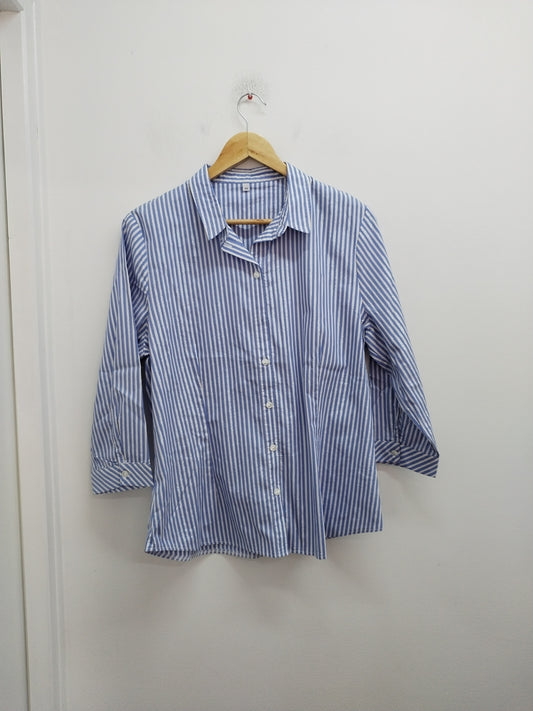 Chemise manches 3/4 rayée bleue, blanche et argentée Taille 44