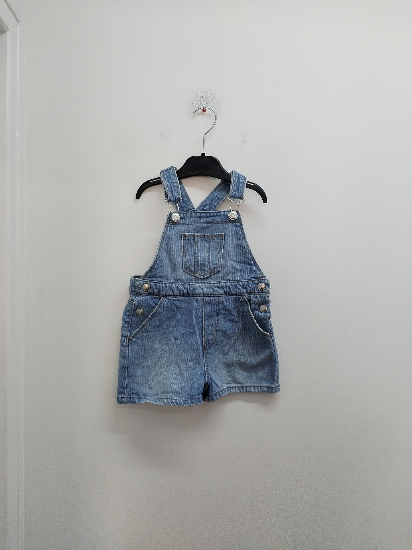 Combi-short à bretelles en jeans Kiabi bleu clair Taille 3 Ans