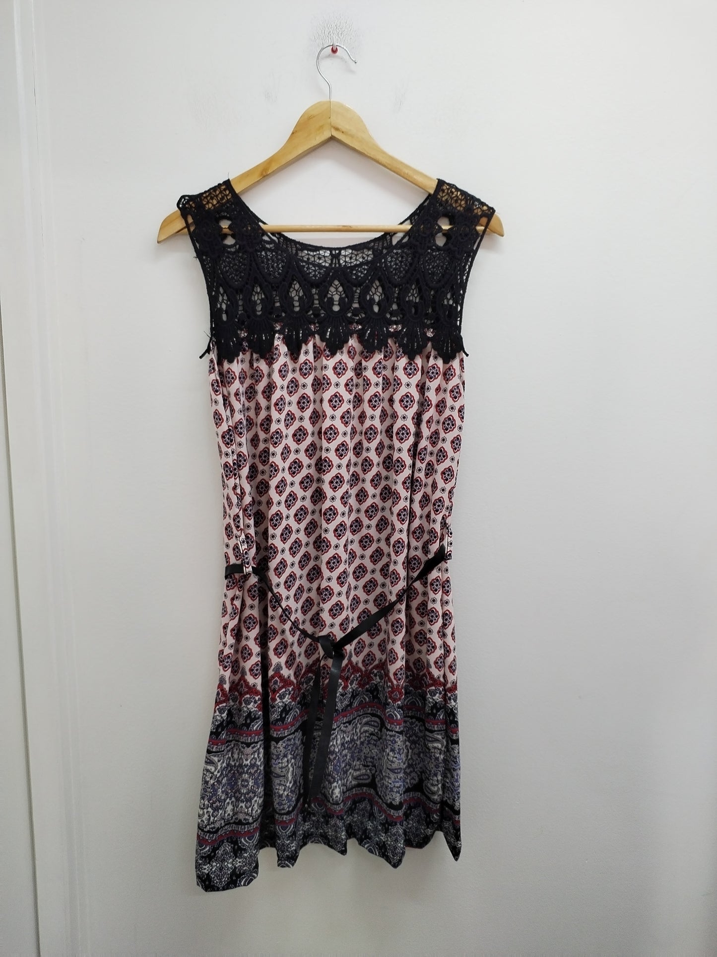 Robe sans manches à motifs avec dentelle et ceinture Taille L