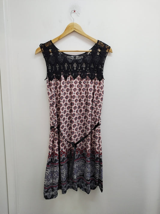 Robe sans manches à motifs avec dentelle et ceinture Taille L