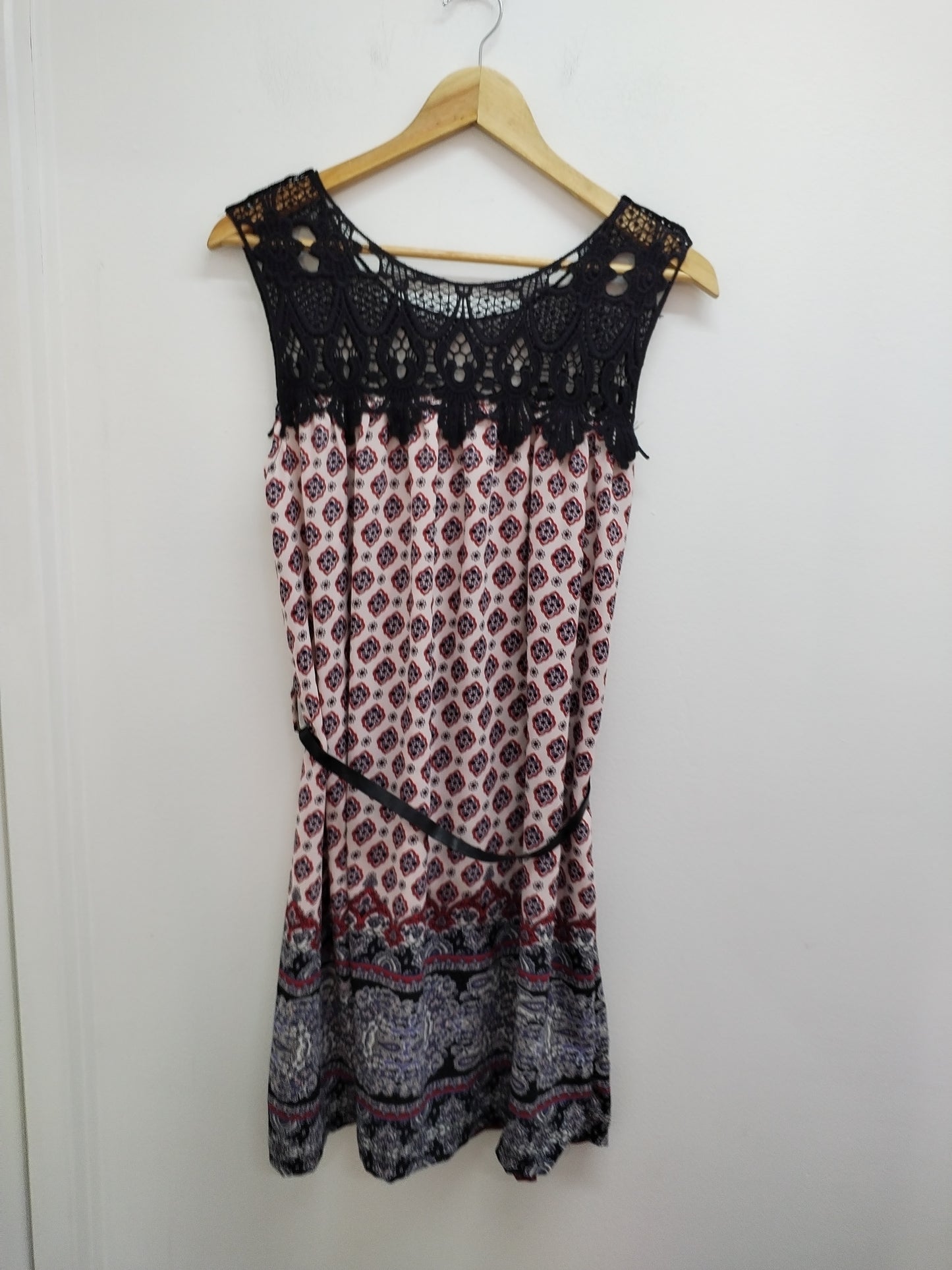 Robe sans manches à motifs avec dentelle et ceinture Taille L