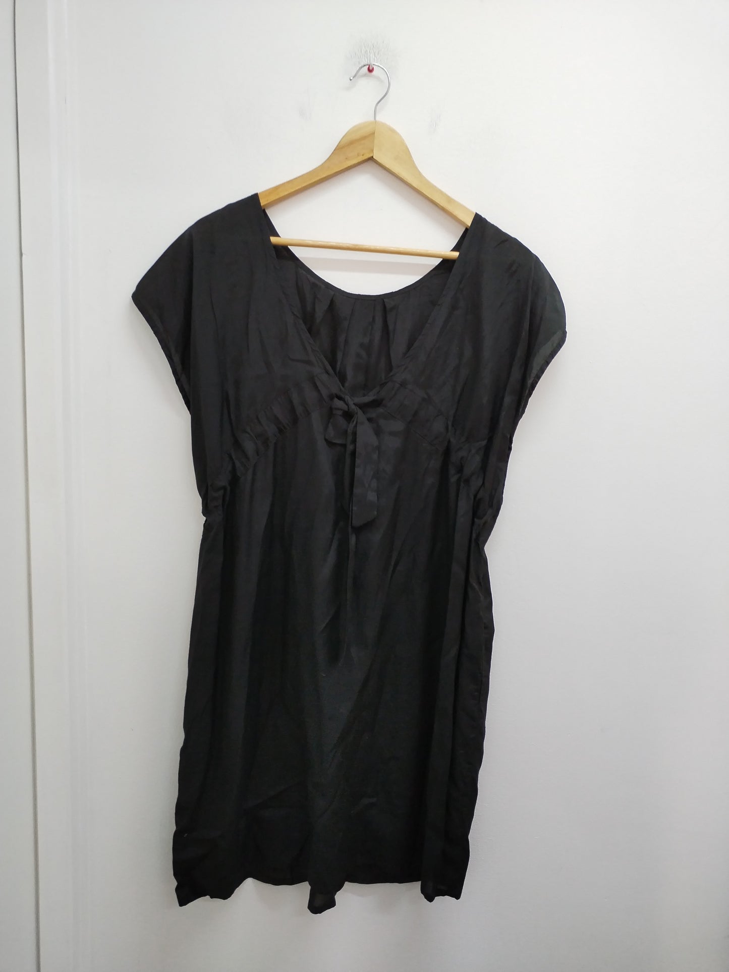 Robe manches courtes noire avec motifs dans le dos Taille L