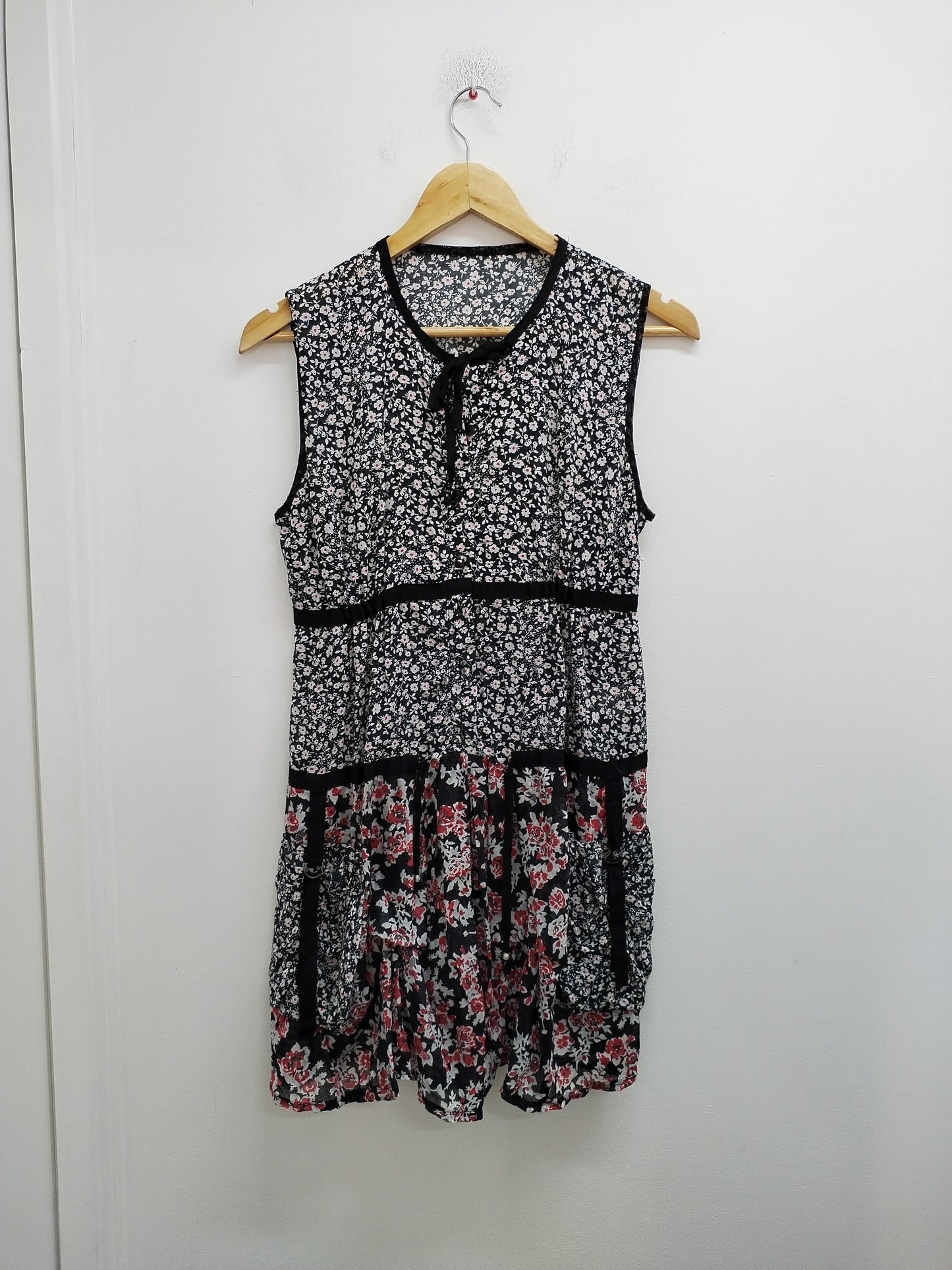 Robe sans manches noire fleurie Taille M