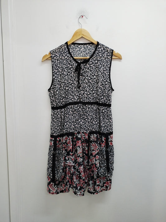 Robe sans manches noire fleurie Taille M