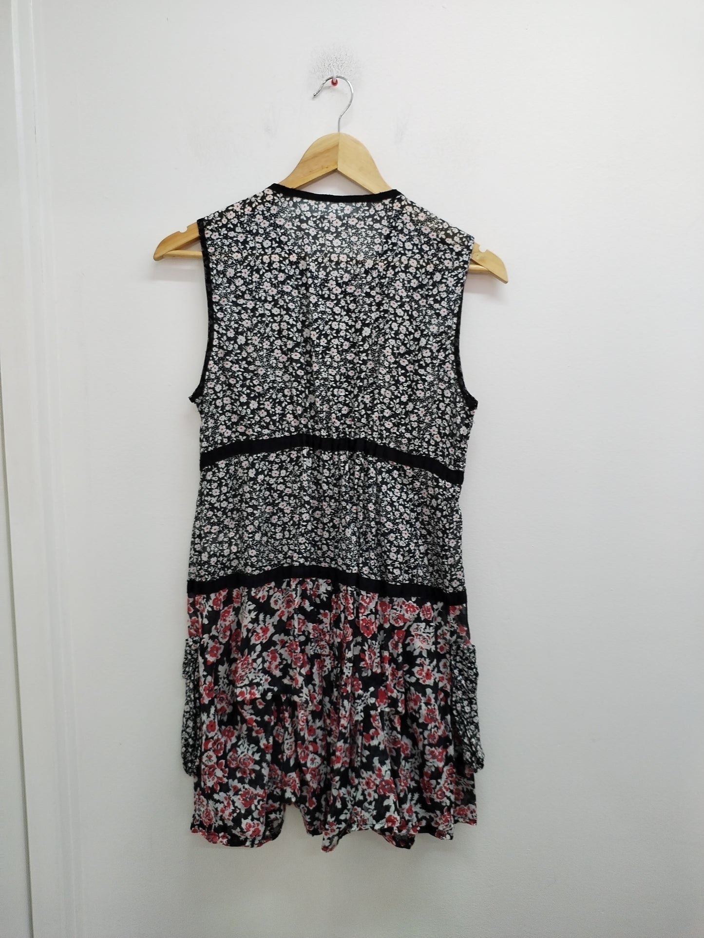 Robe sans manches noire fleurie Taille M