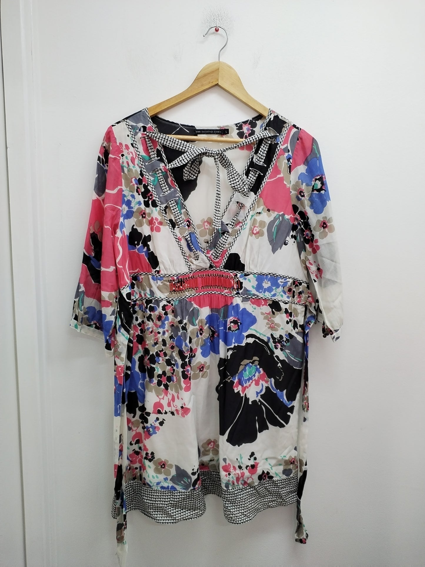 Robe manches 3/4 CNB blanche fleurie Taille L