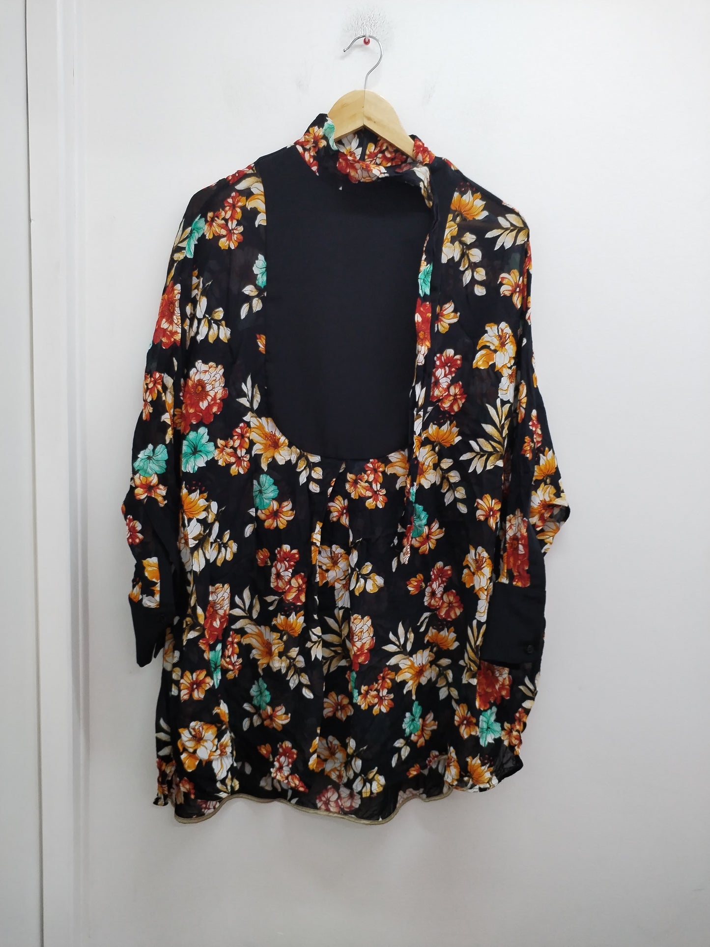 Robe manches longues en voile noire fleurie Taille 42
