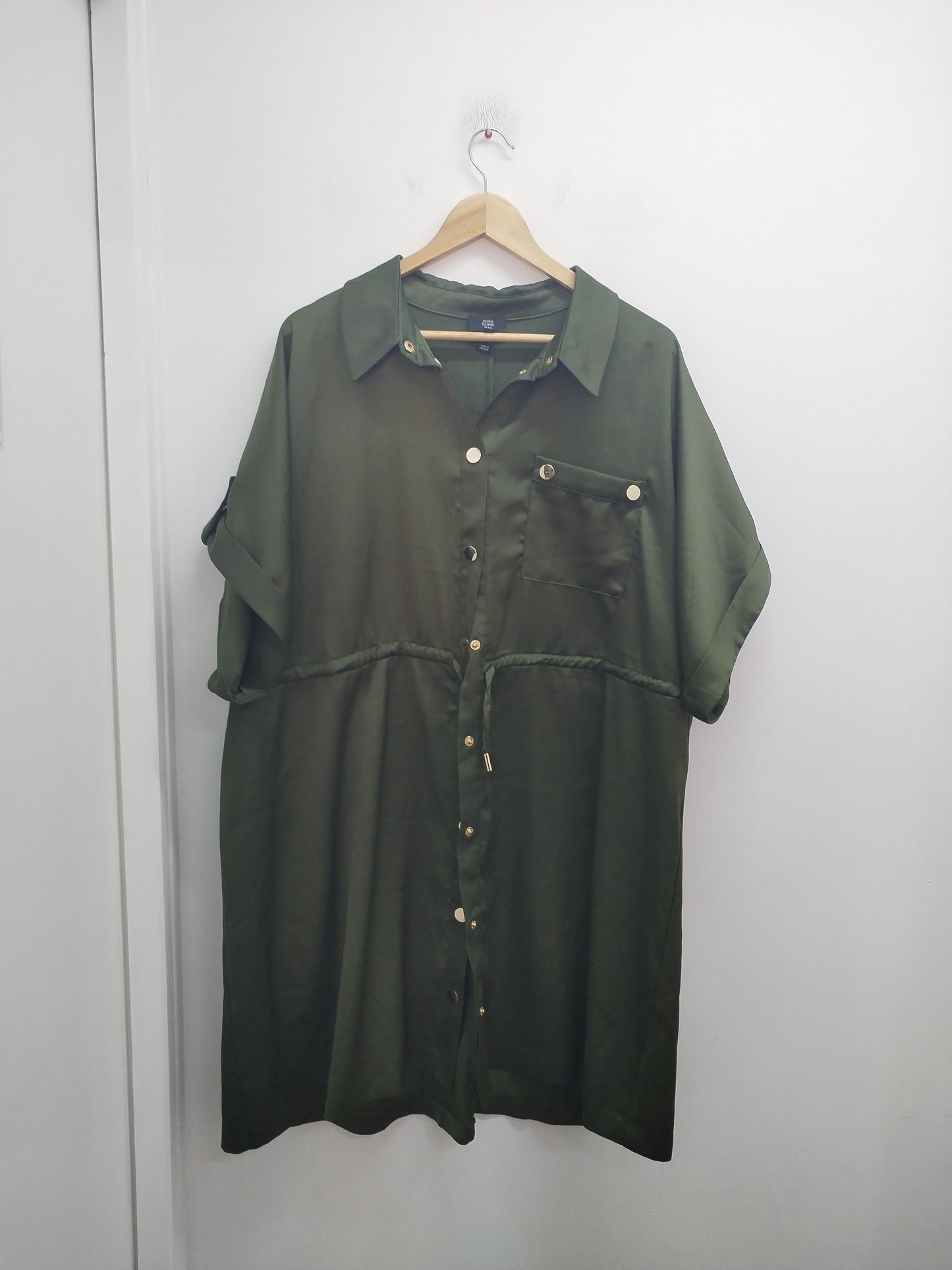 Robe manches courtes River Island kaki satinée Taille 46