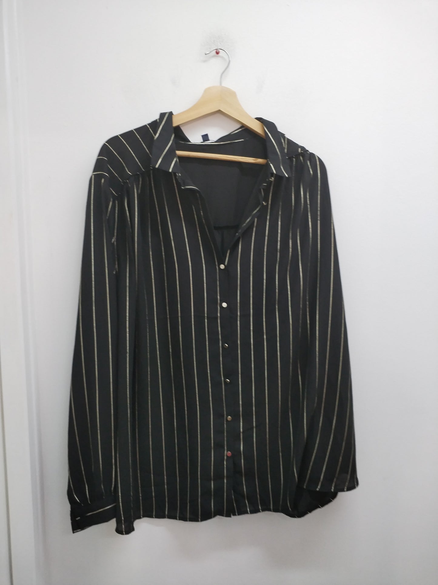 Chemise en voile Kiabi noire à rayures dorées Taille 56