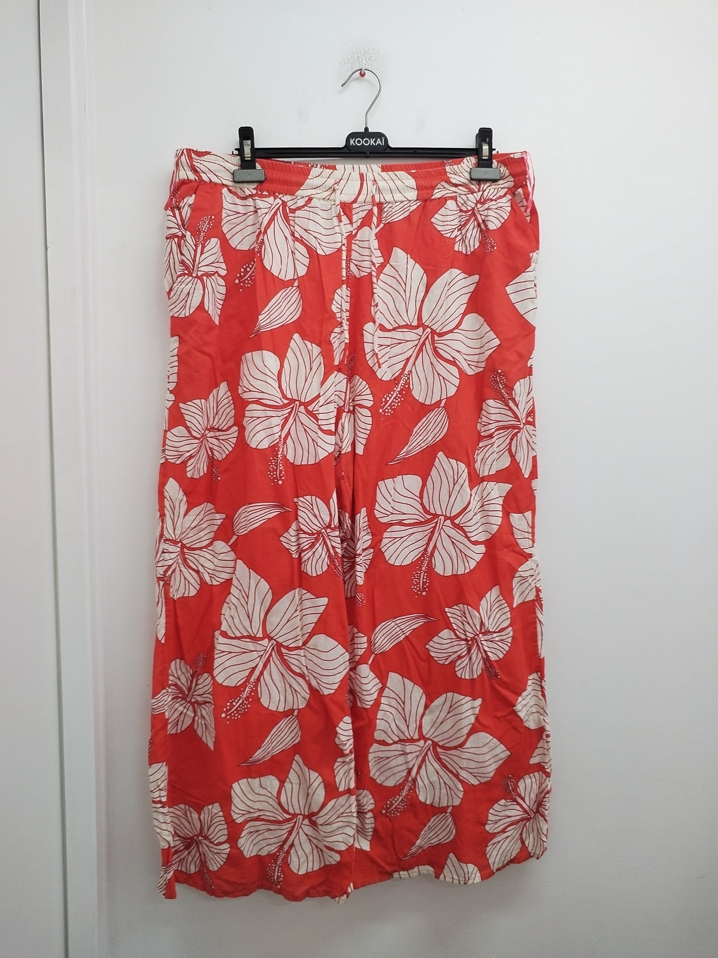 Pantalon jambes larges Primark rouge et blanc fleuri Taille 46/48