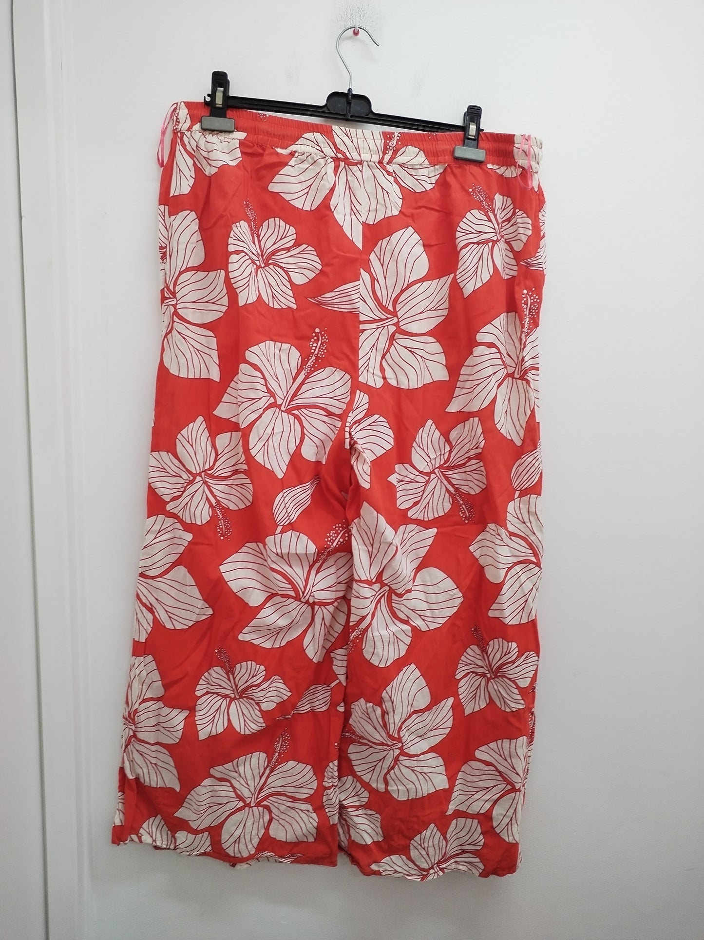 Pantalon jambes larges Primark rouge et blanc fleuri Taille 46/48