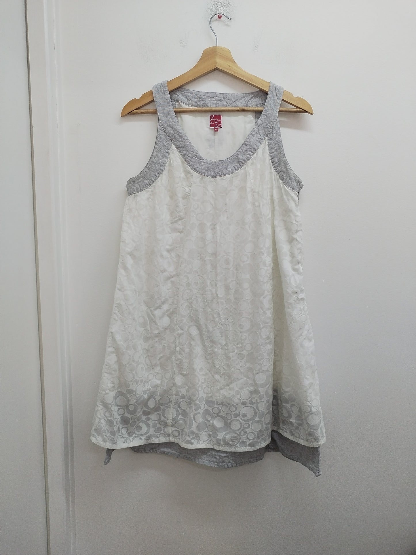 Robe sans manches Aventures des Toiles blanche et grise Taille 40