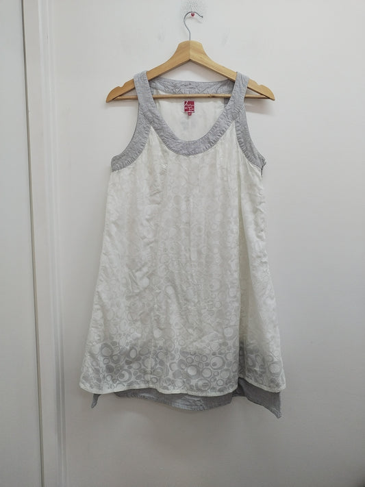 Robe sans manches Aventures des Toiles blanche et grise Taille 40