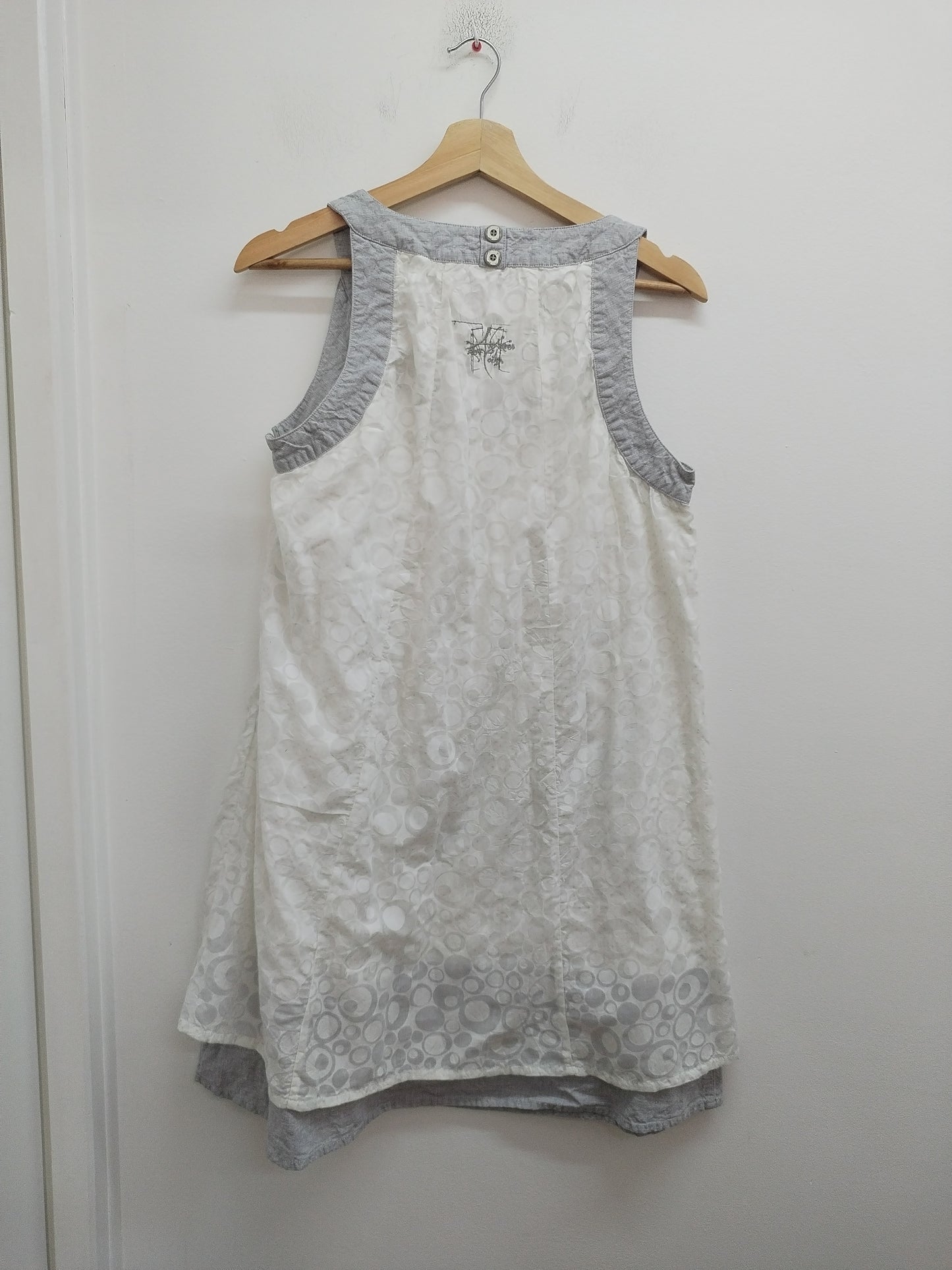 Robe sans manches Aventures des Toiles blanche et grise Taille 40